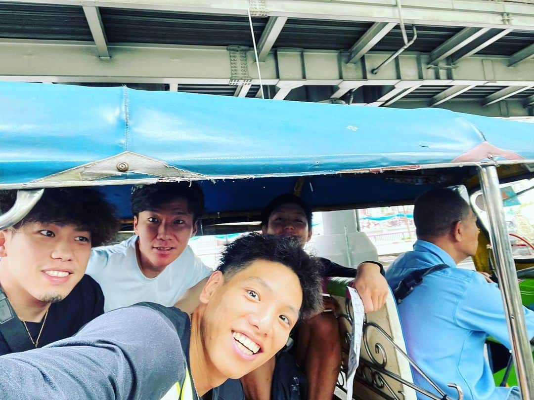 大宅真樹さんのインスタグラム写真 - (大宅真樹Instagram)「【JAPAN VOLLEYBALL ASIA TOUR IN THAILAND 2023】  ２日間応援ありがとうございました！ 負けてしまいましたがタイでたくさんのファンの前で試合ができて幸せな時間を過ごせました☺️  あと少しでリーグも開幕するのでしっかりコンディション上げて行きます！  Wi-Fiも大活躍でした🙋‍♂️  #PR #グローバルWiFi #globalwifi #gobeyonder #GOBEYOND #サントリーサンバーズ #タイツアー　#タイ #トゥクトゥク　#ありがとう」10月2日 8時48分 - ma_kn9