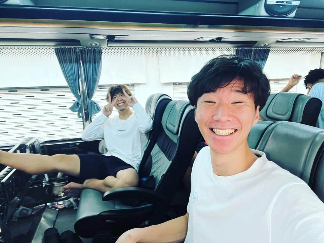 大宅真樹さんのインスタグラム写真 - (大宅真樹Instagram)「【JAPAN VOLLEYBALL ASIA TOUR IN THAILAND 2023】  ２日間応援ありがとうございました！ 負けてしまいましたがタイでたくさんのファンの前で試合ができて幸せな時間を過ごせました☺️  あと少しでリーグも開幕するのでしっかりコンディション上げて行きます！  Wi-Fiも大活躍でした🙋‍♂️  #PR #グローバルWiFi #globalwifi #gobeyonder #GOBEYOND #サントリーサンバーズ #タイツアー　#タイ #トゥクトゥク　#ありがとう」10月2日 8時48分 - ma_kn9