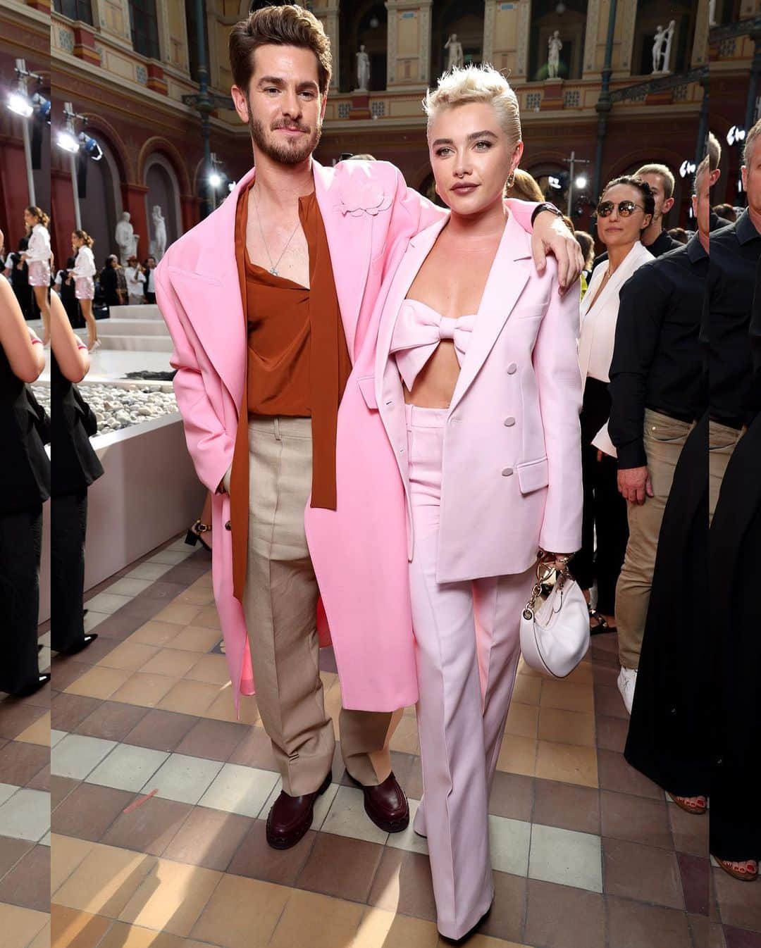 Just Jaredさんのインスタグラム写真 - (Just JaredInstagram)「Andrew Garfield and Florence Pugh wear pink while attending the Valentino fashion show during Paris Fashion Week, alongside several more celebs. Head to JustJared.com to see more photos! #AndrewGarfield #FlorencePugh #SimoneAshley #PennBadgely #Cher #AlexanderEdwards #KrisJenner #CoreyGamble #LeslieMann #MaudeApatow #CharlesMelton #MadelainePetsch #YasminFinney Photos: Getty」10月2日 8時43分 - justjared