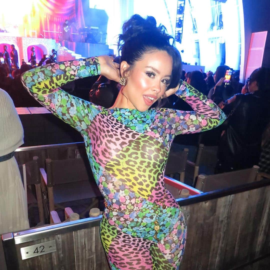シエラ・ラミレスのインスタグラム：「paint me as the villain if that makes you feel better 💋」