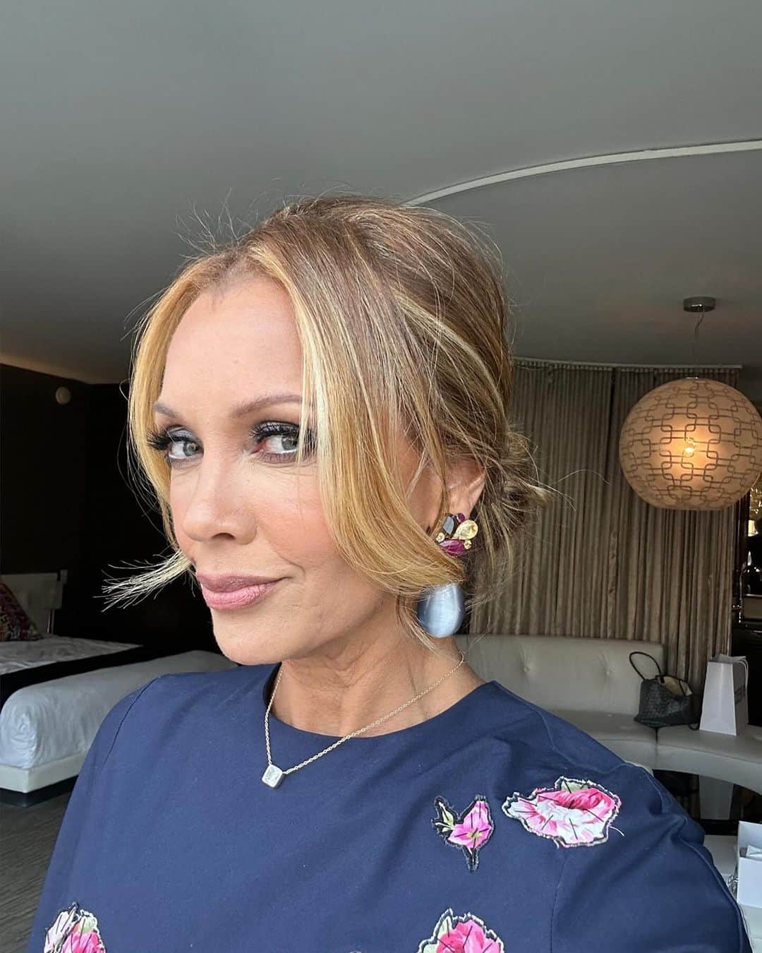 のインスタグラム：「@officialbyredo gets “Brand of the Year” from me at the @hollywoodbeautyawards Congrats President of the Americas @thanks.rob for killing it with this standout company 🔥 #fragrance #makeup @beaucockrell 💄」