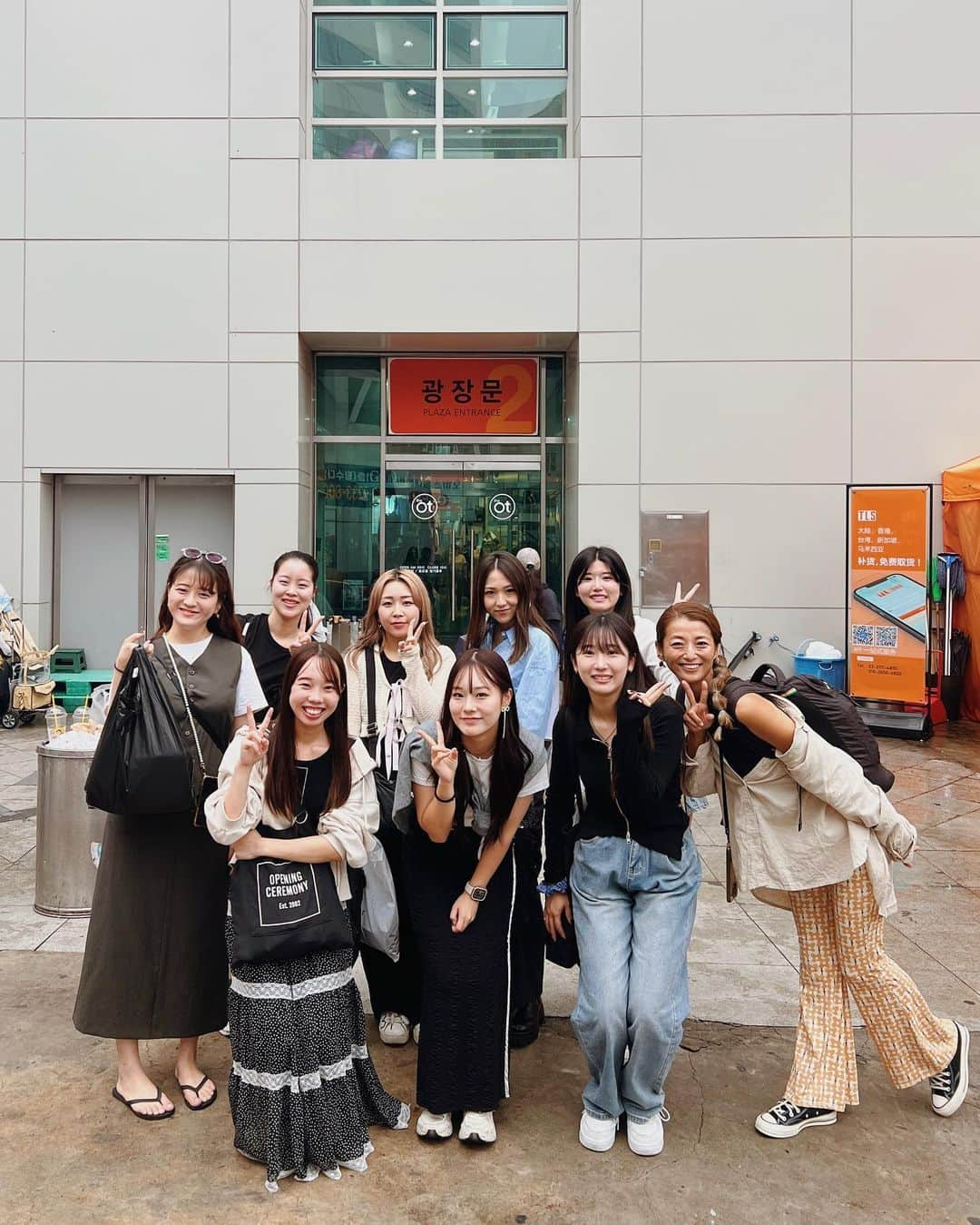 CLEAさんのインスタグラム写真 - (CLEAInstagram)「KOREA FASHION TOUR DAY,3☀︎  ファッションツアー最終日は 午前中のみのご案内です☻✨  まずは靴の問屋へ👞!! ウエスタンブーツやルーズブーツなど トレンドのデザインがあり 日本よりもかなり破格でGETしていました🫢🔥 また、問屋の一部がクローズしており 靴問屋以外にアパレル問屋へも希望者の方をお連れしました☻  ラストは古着市場へ👖👗 古着は新品の洋服とは違った見方をするので 気をつけるポイントや、 古着のおすすめの掘り出し方を学びいざ実践！✨ ここはガンガン値下げ交渉ができます🫢💴 古着は掘って掘って掘ってを繰り返して 運命のアイテムを見つけるのが醍醐味です♡  みんな3日間の買い付けが終了し、 広蔵市場で軽くランチタイム🍽️✨ それぞれ屋台飯やビビンパなどを食べました♡ 最後に広蔵市場で大人気の クァベギをみんなで食べてファッションツアー終了です🧡  このバイヤーツアーでは 海外でのファッションアイテムの買い付けを 幅広く学ぶことができます🔥✨ バイヤーという仕事は実はとても頭を使い、 体力勝負な部分もあります🤫!! このツアーを通して自分にはバイヤーという仕事が 向いているのかどうかを知るきっかけにもなります☻  今後もLYFCO.では、 韓国またはロサンゼルスバイヤーツアーを 定期的に行いますので 気になった方はぜひお問い合わせください🇺🇸🇰🇷💛  #LYFCO #韓国ツアー #韓国買い付け #海外買い付け #バイヤー #広蔵市場 #古着仕入れ」10月2日 8時56分 - lyfco_global