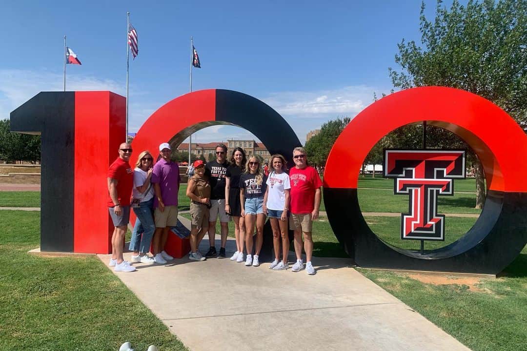 キム・カウフマンのインスタグラム：「What a weekend! I can’t describe how fun it was to go back to @texastech to be inducted into the @texastechathletics Hall of Fame. Thank you to all of my friends and family who made the trip to celebrate. Thank you to the @doubletvarsityclub for making this weekend so memorable. I can’t wait for many more HoF weekends in Lubbock.  Guns up!! @brianapaulson @nlmcgruder @kaufman.ashley @angstanford @johanwolkesson @kaufman4495 @kelsyhope」