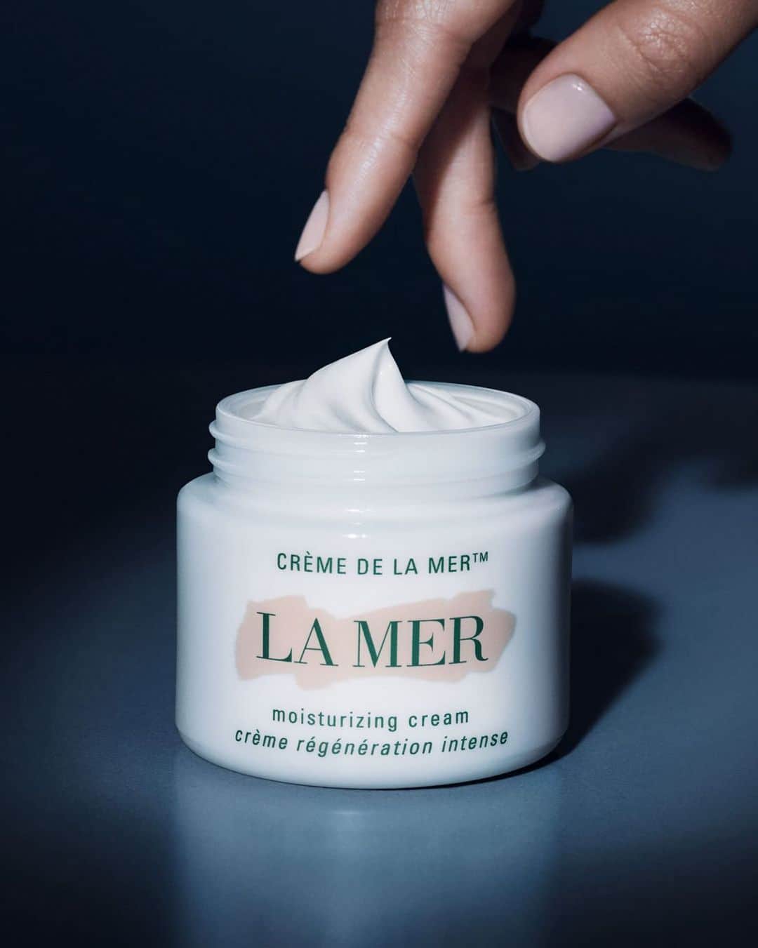 のインスタグラム：「Goodnight, healing moisture.  Good morning, rejuvenation. Looking for continuous repair that lasts all night long? Crème de la Mer is a bedtime beauty secret to many, and for good reason. Its Liquid Crystal Technology protects the life force of our visible youth-regenerating Miracle Broth™ until the moment you apply, supporting skin’s most restorative moments of overnight repair and renewal.  Night after night... 12% reduction in the look of fine lines on the forehead 10% reduction in the look of fine lines between the eyebrows 18% smoother feeling skin  #LaMer #LaMerSkincare #MiracleBroth #CremedelaMer」