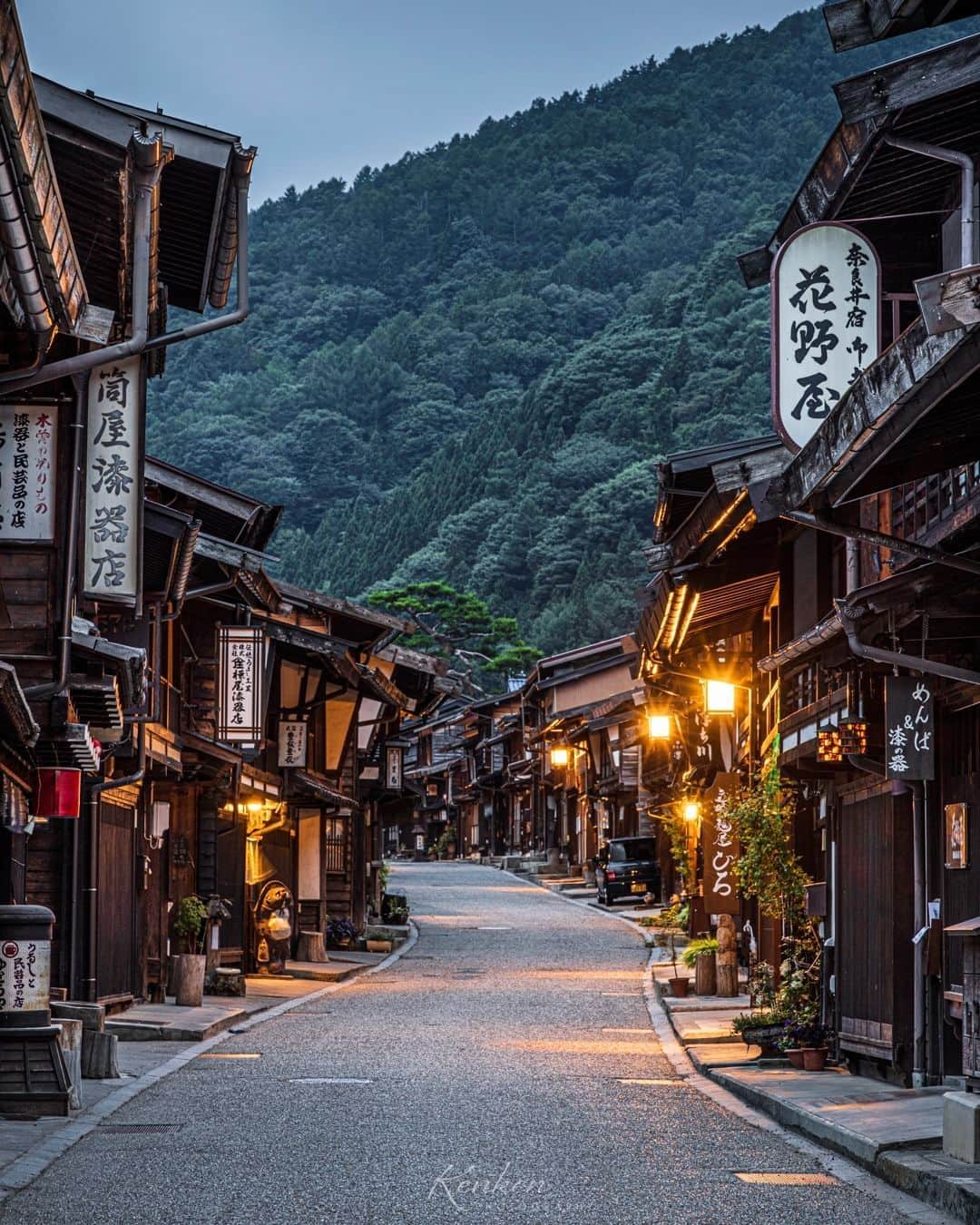 のインスタグラム：「#奈良井宿 江戸と京都を結ぶ中山道の宿場町のうち、ちょうど真ん中に位置する奈良井宿。1kmほど続く木造家屋の町並みは今でも残り、歩いているとタイムスリップ気分。 . . ━━━━━━━━━━━━━━━ 📍 長野県「奈良井宿」 📷 @s_ken.ken 📅 2022.08 ━━━━━━━━━━━━━━━ . . #jalan_travel　をつけていただいた中からpick upしました 素敵なお写真をありがとうございました┈✈︎  .  . ☑ あらかじめ最新情報をご確認の上、お出かけください。 ☑ #jalan_travel をつけて、ぜひ今までの旅行先の思い出写真を投稿してください。このアカウントでご紹介させていただきます。(じゃらんニュースでも紹介される可能性があります） . . . . . . #いつか行きたい #じゃらん #観光 #観光地 #観光スポット #旅行 #旅行好きな人と繋がりたい #旅行好き  #japantravelphoto #japantrip #japantravel #国内旅行 #絶景 #絶景スポット #誰かに見せたい景色 #誰かに見せたい風景 #長野 #長野観光 #長野旅行 #nagano」