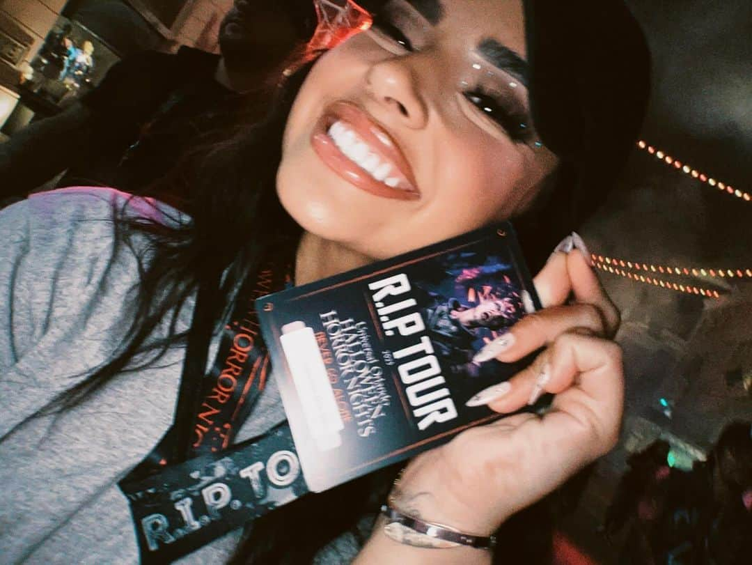 ベッキーGさんのインスタグラム写真 - (ベッキーGInstagram)「Celebrated ESQUINAS release week con mi familia at Halloween Horror Nights @universaldestinationslatino 🫶🏽✨」10月2日 9時02分 - iambeckyg