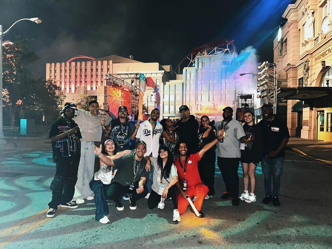 ベッキーGのインスタグラム：「Celebrated ESQUINAS release week con mi familia at Halloween Horror Nights @universaldestinationslatino 🫶🏽✨」