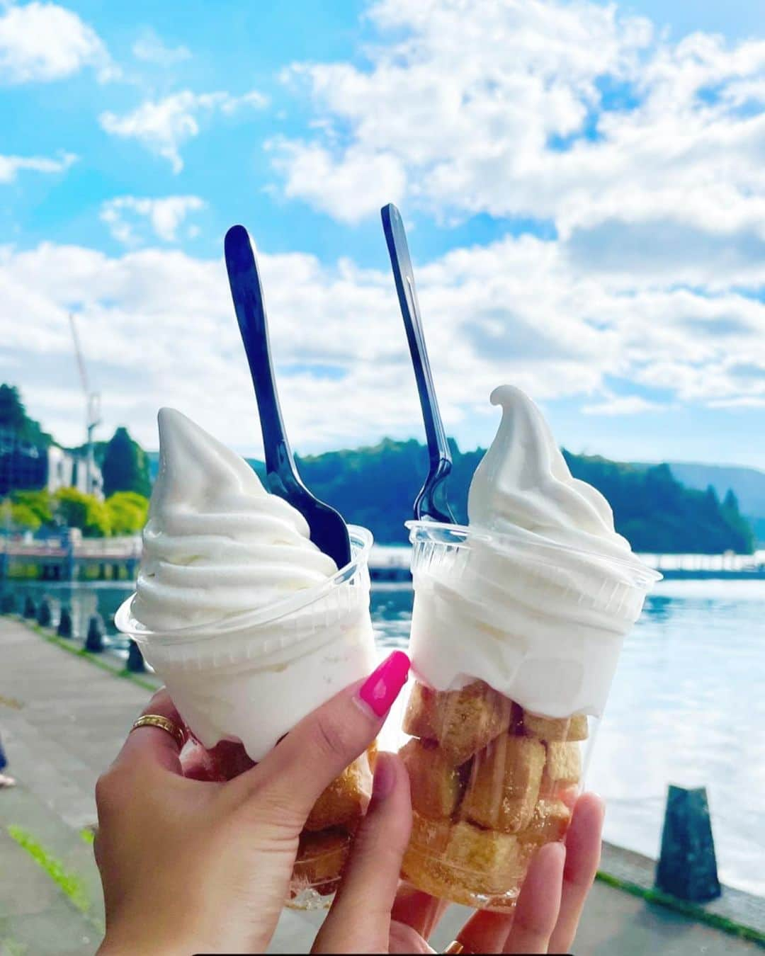 桜井未来さんのインスタグラム写真 - (桜井未来Instagram)「青春ソフトクリーム🍦💓（笑） 芦ノ湖でアッシー🦕🦖出て来ないかなー🥺って言いながら。（笑）  #青春 #青春の1ページ #芦ノ湖  #ヘリコプター #ヘリ #東京ヘリポート #箱根 #熱海 #箱根旅行 #熱海旅行 #うに清 #真鶴 #真鶴グルメ #熱海グルメ #箱根グルメ #女子旅 #ヘリコプター好きな人と繋がりたい #ヘリコプタークルージング #せかいえ #atamiせかいえ #月の道 #熱海せかいえ #熱海せかいえ月の道 #atamiせかいえ月の道 #ペントハウス #モデル #グラビア #フリーモデル #水着 #水着女子」10月2日 9時04分 - miki.sakurai0214