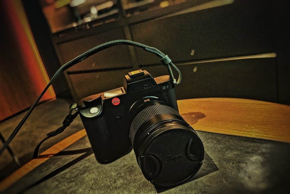 竹内涼真のインスタグラム：「『LEICA SL2-S』    『FUJIFILM X100V』  縁を感じた2台　出会いに感謝  自分からみえる世界を沢山切り取っていこうと思う。  #leicasl  #x100v   #leica  #fujifilm」