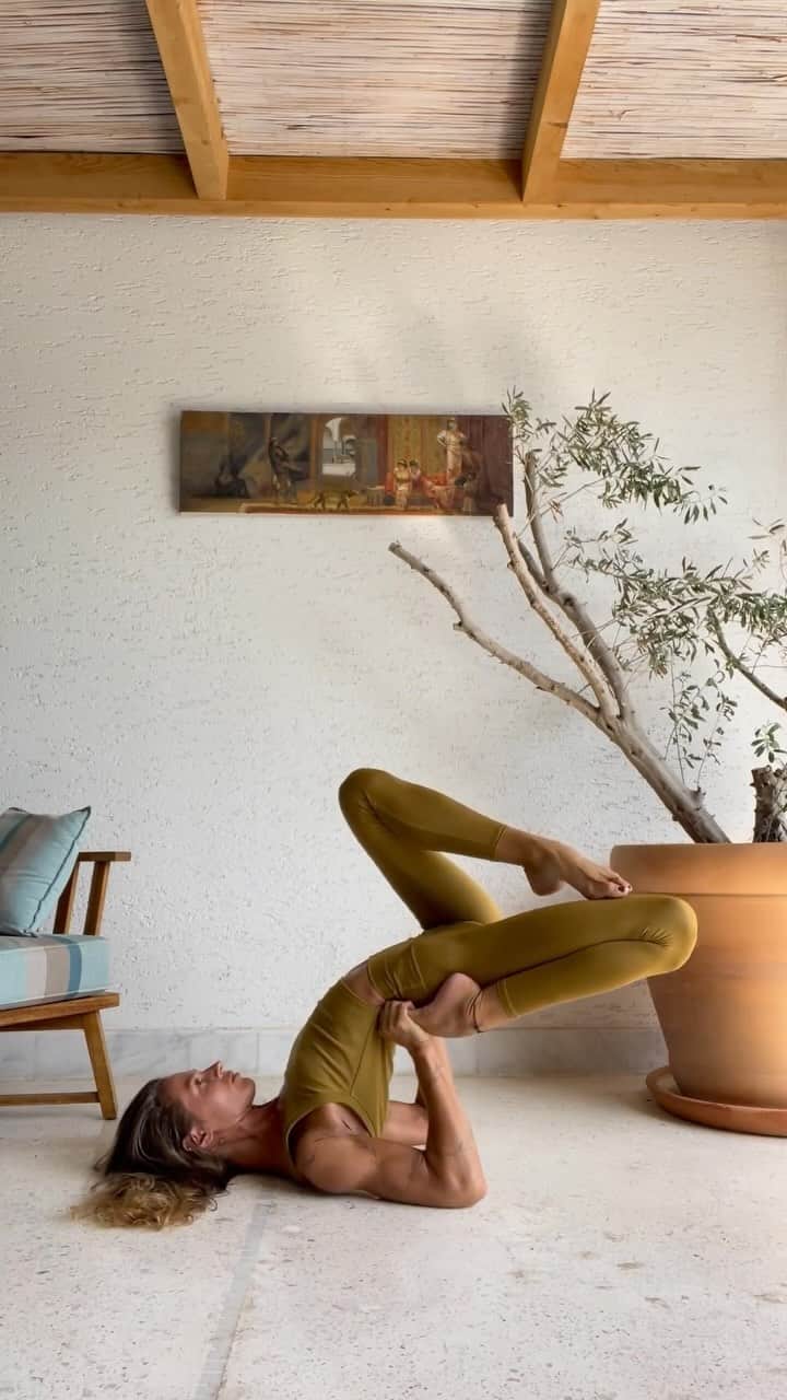 ALO Yogaのインスタグラム：「Trust the universe 💫✨ @dr_kaufman balances in Golden Olive Branch 💛」