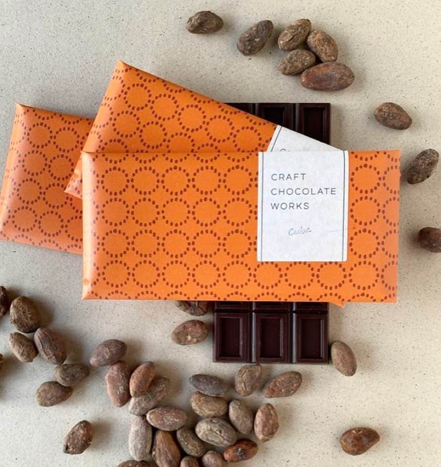 CRAFT CHOCOLATE WORKSさんのインスタグラム写真 - (CRAFT CHOCOLATE WORKSInstagram)「. 10月はキューバ産タブレットが 復活しています！  流通の事情などで 販売休止を繰り返してましたが やっと店頭に並びました✨ (とは言え、今回が最終販売です...)  お味は アプリコットや黄桃のような華やかさと ほのかにナッツのような甘さも感じられる 優しい仕上がりです。  ぜひ、ご賞味くださいませ🍫 . . . #craftchocolateworks #beantobar  #クラフトチョコレート #ビーントゥバー #キューバ」10月2日 9時21分 - craft_chocolate_works