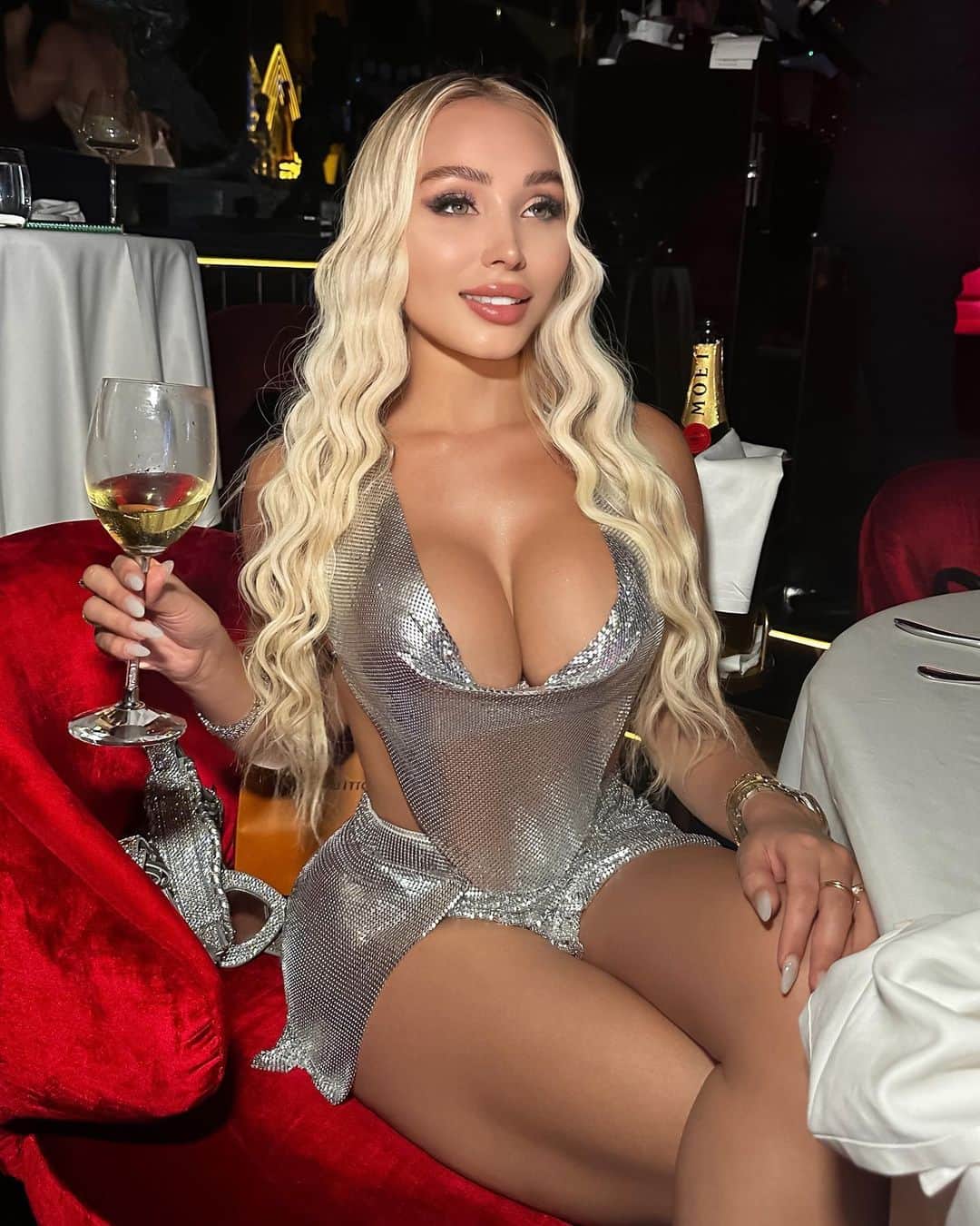 ダニエラ・チャベスのインスタグラム：「Scorpio 🦂 Llegó mi mes favorito 🎂 cuenta regresiva 26/10  #Dubai vibes🥂 Qué mes es tu Cumpleaños?」