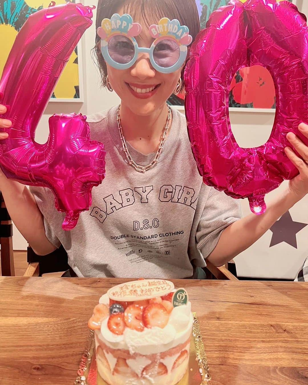 潮田玲子さんのインスタグラム写真 - (潮田玲子Instagram)「先日40歳を迎えました🎂☺️  健康で元気に歳を重ねられる事に感謝であります😂🥹  そしていつも暖かく見守ってくださりありがとうございます🙇‍♀️🙇‍♀️🙇‍♀️  レベル４０❗️ 更なる進化を目指して頑張りまーす😂😂✌️  #40歳 #お誕生日 #結婚記念日 #11周年 #12年目もよろしく #愛と感謝を #楽しもう #たくさんのお祝い #ありがとうございます」10月2日 9時23分 - reikoshiota_official