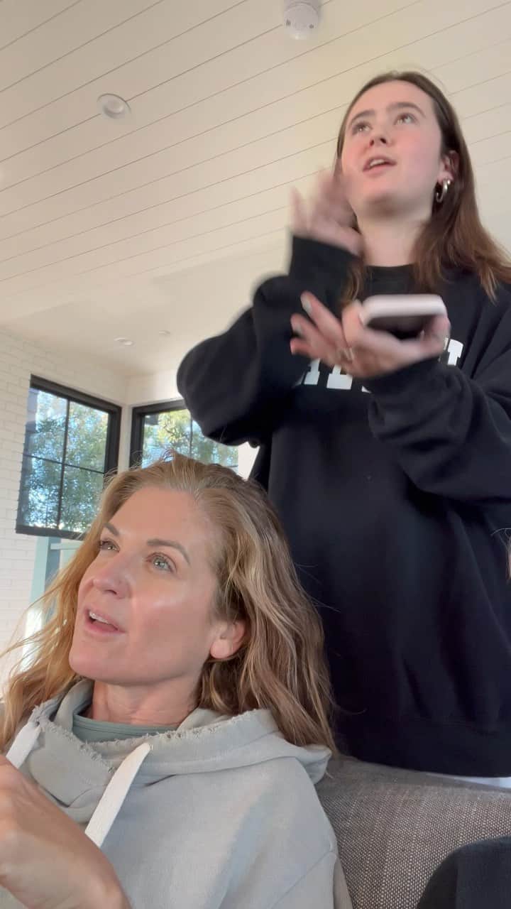 アビー・ワンバックのインスタグラム：「They are finally watching with me!! Not how I imagined, but I’ll take it.   let’s go the football and the taylor, uniting families everywhere. @glennondoyle @tish.melton」