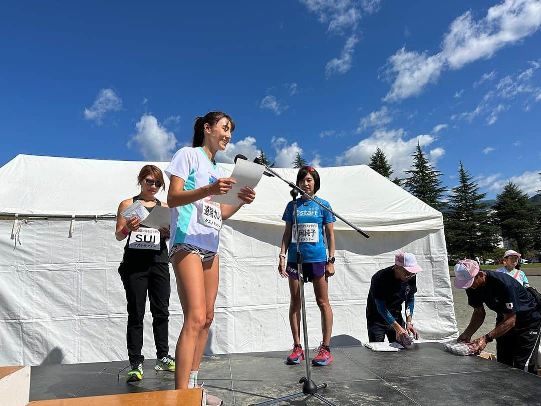 道端カレンのインスタグラム：「越後湯沢♨️コスモスマラソン🌼🌼  21kmのハーフマラソンがメインの大会ですが、5km, 10kmの部などもあり、10kmのゲストランナーや表彰式のプレゼンター等務めさせていただきました🏆✨✨  私自身も今年3月以来のゲストランナーをさせていただいたり、新潟のとっても美味しい食事や温泉に癒されっぱなしの楽しい時間を過ごさせていただきました💖💖  来年の大会もまた楽しみです😁🩵🩵🩵 越後湯沢にいらしたことのないランナーの皆さま、是非エントリーお待ちしております✨✨  #越後湯沢 #新潟県 #ハーフマラソン #コスモスマラソン #越後湯沢コスモスマラソン  #コスモス」