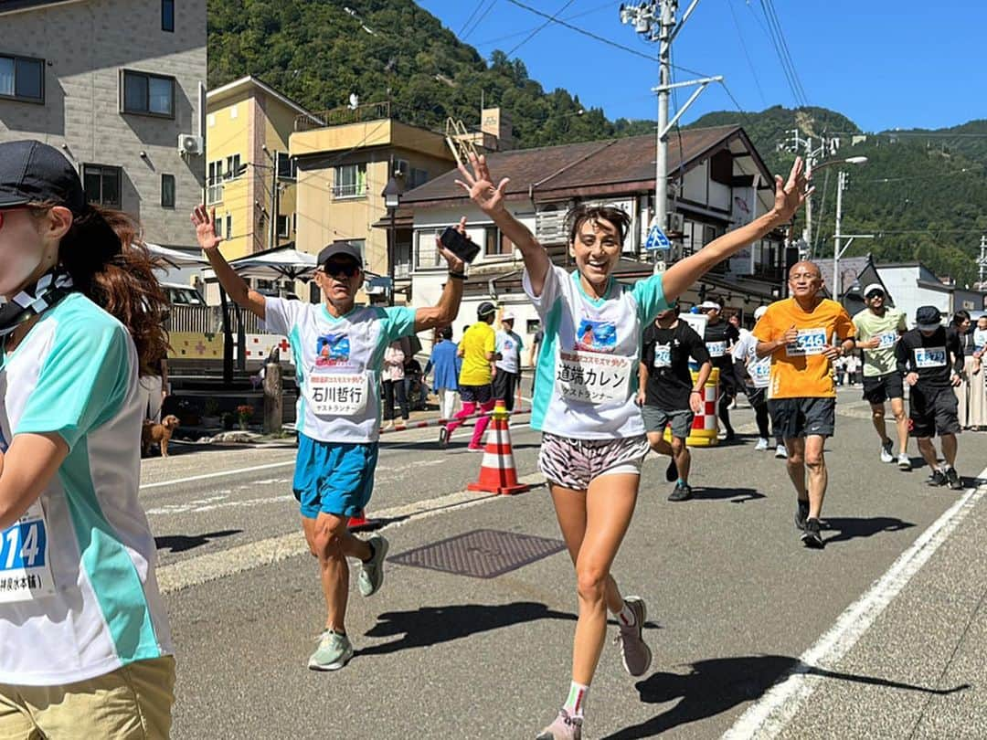 道端カレンさんのインスタグラム写真 - (道端カレンInstagram)「越後湯沢♨️コスモスマラソン🌼🌼  21kmのハーフマラソンがメインの大会ですが、5km, 10kmの部などもあり、10kmのゲストランナーや表彰式のプレゼンター等務めさせていただきました🏆✨✨  私自身も今年3月以来のゲストランナーをさせていただいたり、新潟のとっても美味しい食事や温泉に癒されっぱなしの楽しい時間を過ごさせていただきました💖💖  来年の大会もまた楽しみです😁🩵🩵🩵 越後湯沢にいらしたことのないランナーの皆さま、是非エントリーお待ちしております✨✨  #越後湯沢 #新潟県 #ハーフマラソン #コスモスマラソン #越後湯沢コスモスマラソン  #コスモス」10月2日 9時35分 - karenmichibata