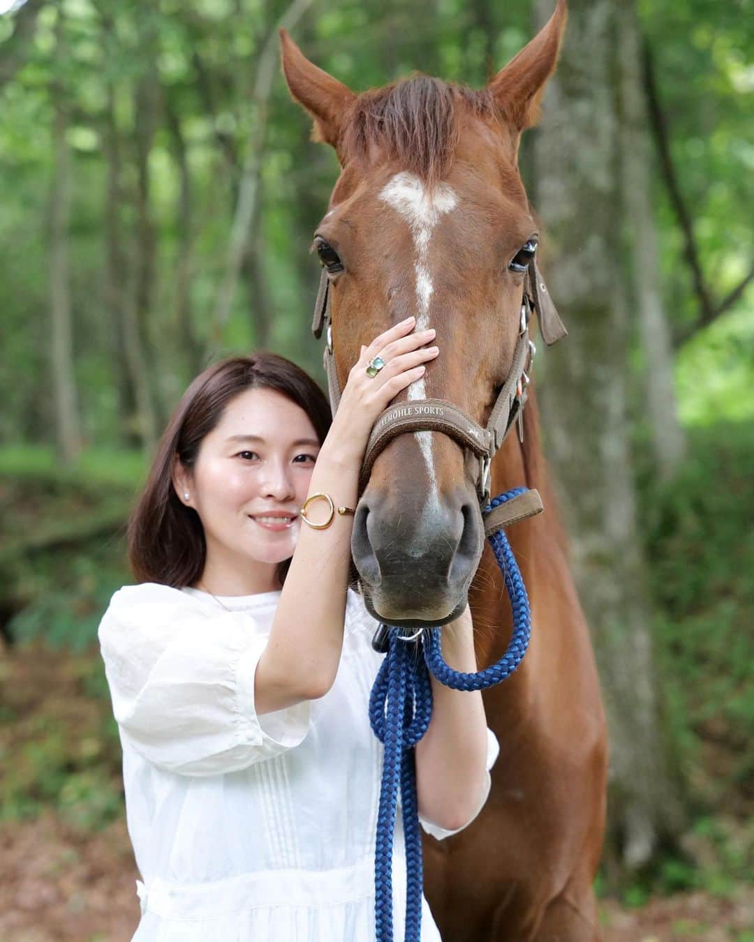 樋口智恵子さんのインスタグラム写真 - (樋口智恵子Instagram)「発売中の雑誌リシェス @richessejp 「自然と共に歩む豊かな選択〜馬との絆を、北海道で」という特集で、ファームハウスや競走馬を引退したナツメとユキのことなど、北海道のお話をさせて頂きました。ぜひ誌面やオンラインでご覧下さい🐴🥕  これからの豊かさとは何か、サスティナブル、環境保護を通してラグジュアリーを考える時代になってきたことに深く頷きながら熟読した今号。 20代の頃に何度も通ったバークレーの地産地消のレストラン「シェ・パニーズ」のアリスのインタビュー、いつかこんなファームで暮らしたいと感銘を受けたナパのホテル「Carneros」も掲載されていて、リシェスを通して、好きなものは変わらないんだなぁと改めて。これからも自分の琴線に触れる「好き」を大切に、私なりの豊かさを模索していけたらなと思います。  #北海道生活 #馬のいる生活 #リシェス #farmhouse #引退馬 #引退馬保護」10月2日 9時36分 - chieko_higuchi