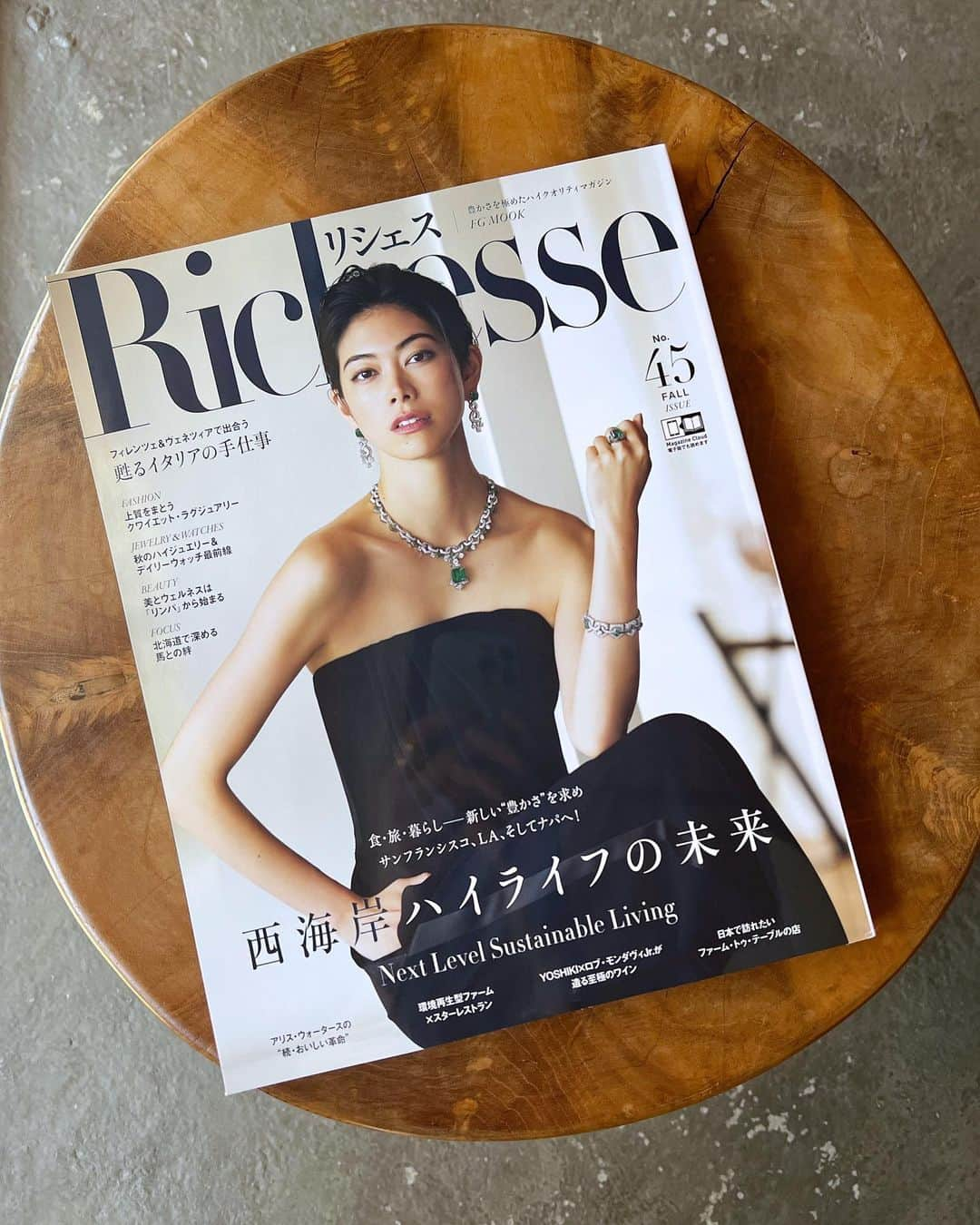 樋口智恵子さんのインスタグラム写真 - (樋口智恵子Instagram)「発売中の雑誌リシェス @richessejp 「自然と共に歩む豊かな選択〜馬との絆を、北海道で」という特集で、ファームハウスや競走馬を引退したナツメとユキのことなど、北海道のお話をさせて頂きました。ぜひ誌面やオンラインでご覧下さい🐴🥕  これからの豊かさとは何か、サスティナブル、環境保護を通してラグジュアリーを考える時代になってきたことに深く頷きながら熟読した今号。 20代の頃に何度も通ったバークレーの地産地消のレストラン「シェ・パニーズ」のアリスのインタビュー、いつかこんなファームで暮らしたいと感銘を受けたナパのホテル「Carneros」も掲載されていて、リシェスを通して、好きなものは変わらないんだなぁと改めて。これからも自分の琴線に触れる「好き」を大切に、私なりの豊かさを模索していけたらなと思います。  #北海道生活 #馬のいる生活 #リシェス #farmhouse #引退馬 #引退馬保護」10月2日 9時36分 - chieko_higuchi