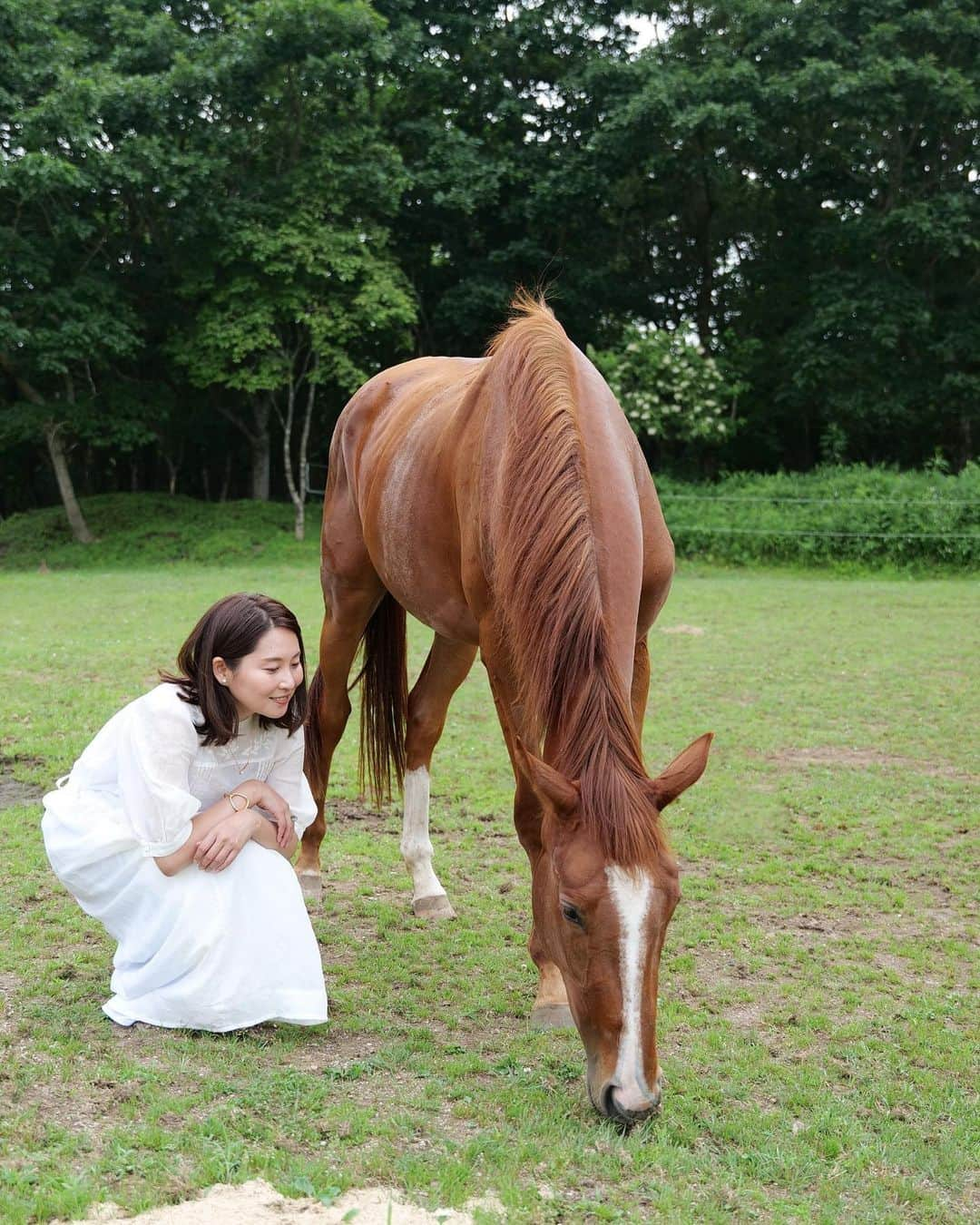 樋口智恵子さんのインスタグラム写真 - (樋口智恵子Instagram)「発売中の雑誌リシェス @richessejp 「自然と共に歩む豊かな選択〜馬との絆を、北海道で」という特集で、ファームハウスや競走馬を引退したナツメとユキのことなど、北海道のお話をさせて頂きました。ぜひ誌面やオンラインでご覧下さい🐴🥕  これからの豊かさとは何か、サスティナブル、環境保護を通してラグジュアリーを考える時代になってきたことに深く頷きながら熟読した今号。 20代の頃に何度も通ったバークレーの地産地消のレストラン「シェ・パニーズ」のアリスのインタビュー、いつかこんなファームで暮らしたいと感銘を受けたナパのホテル「Carneros」も掲載されていて、リシェスを通して、好きなものは変わらないんだなぁと改めて。これからも自分の琴線に触れる「好き」を大切に、私なりの豊かさを模索していけたらなと思います。  #北海道生活 #馬のいる生活 #リシェス #farmhouse #引退馬 #引退馬保護」10月2日 9時36分 - chieko_higuchi