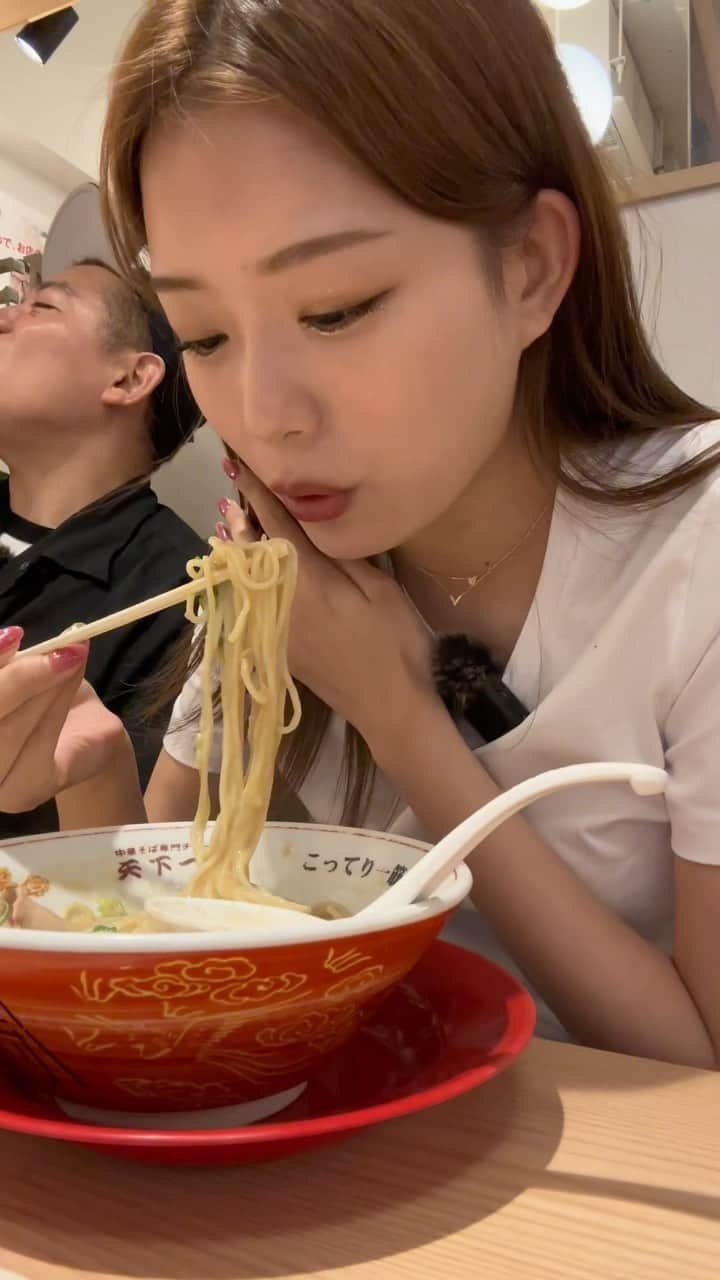 蜂谷晏海のインスタグラム：「🍜 実はラーメンもお米もビールもしっかり完食してました🥰❤️ ハンバーグ師匠チャンネルの天下一品の動画見てね！ #天下一品#ラーメン#天一#ビール#beer#ramen」