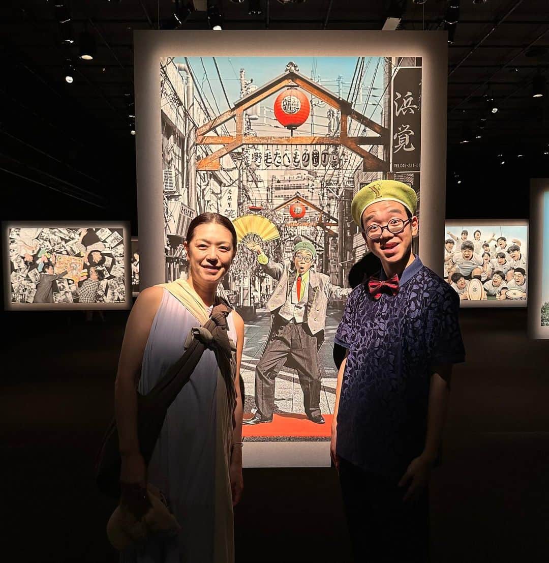加藤紀子さんのインスタグラム写真 - (加藤紀子Instagram)「最終日に駆け込んだ 『浅田政志展 YOKOHAMA PHOTOGRAPH -わたし/わたしたちのいま-』  写真発祥の地の一つであり、横浜写真（モノクロに彩色を施したことをそういうのだそう）が生まれた場所で 神奈川に暮らす方々のいま！を 浅田政志さんが切り取り、色付けをした写真展。  舞台の演目が次々！のような展示は とても楽しく余白の様々もじっくり感じることが出来ました。 ら😳！ 高校生であり野毛大道芸人の石黒ヨンペイさん、まさかのご本人登場！ （夢はアメリカ、ラスベガスでの長期公演だそう✨） お写真お願いしちゃいました。  まあぼう、またまた最高の展示でした！わっしゃん、誘ってくれてありがとー😉  #浅田政志展  今日から始まった朝ドラ『ブギウギ』もまあぼうの撮影だった〜！」10月2日 9時46分 - katonoriko