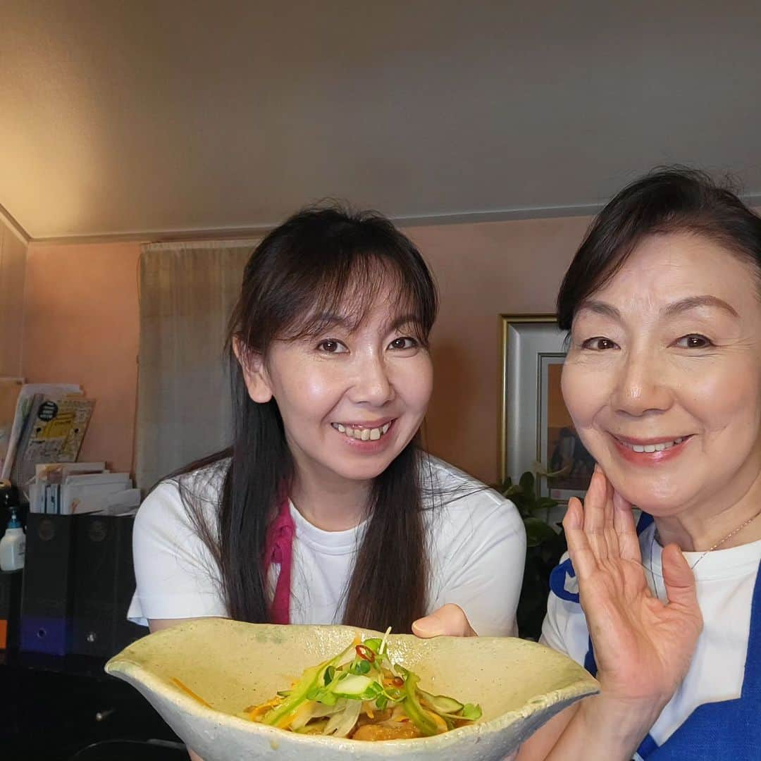 音無美紀子のインスタグラム：「YouTubeチャンネル「音無美紀子と村井麻友美のお料理しましょ」 いつも見てくださってありがとうございます。 新しい動画をアップしました。 今回は「豚肉と野菜の南蛮漬け」です。 食卓に一品いかが？ コスパ良し❗ 味良し❗ 簡単！！ 作り方はYouTube見てくださいね。 材料はこれだけ ↓ 豚肩ロース薄切り230gから250g お好きな野菜  つけ汁は 赤唐辛子一本 だし汁200cc 砂糖、お酢、醤油各大さじ2　  #音無美紀子と村井麻友美のお料理しましょ #音無美紀子 #村井麻友美 #豚肉のお料理 #南蛮漬け #村井家の食卓」