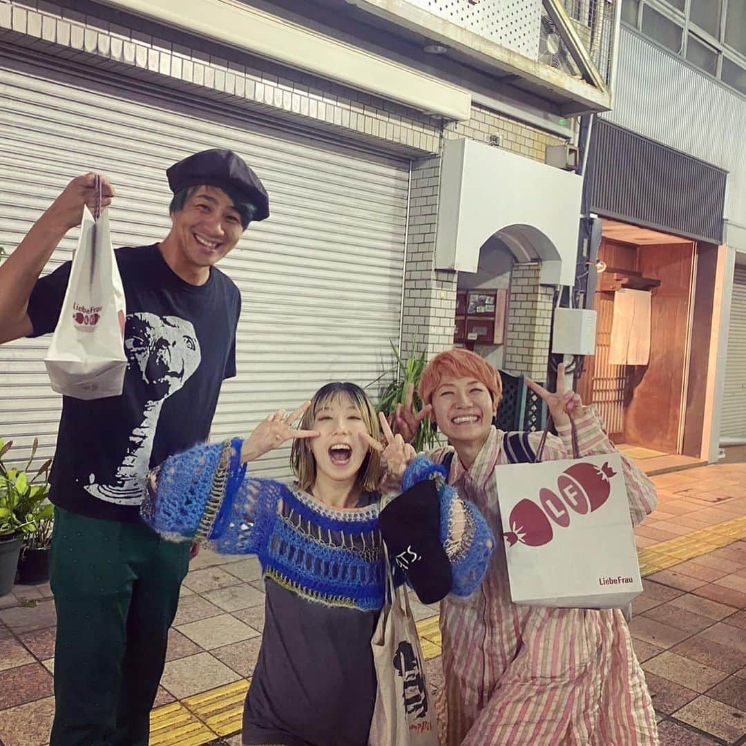 福岡晃子さんのインスタグラム写真 - (福岡晃子Instagram)「昨日は腐れ縁の同級生と、超かわいいかわいい後輩と☺️ 徳島に集まってるってのがいいよねぇ〜  とりあえず、ちょんまげマンとやすおが全くの他人だということが判明して、昨日は寝れんかった。 あと、ももちゃんとは3日ぐらい徹夜で喋り続けれると思った。  #四星球 #humpback」10月2日 9時59分 - akikofukuoka_oluyo