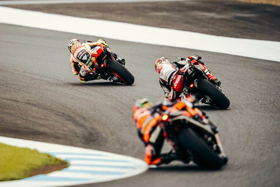 レプソル・ホンダのインスタグラム：「A big shoutout to @joanmir36official who put on a great show fighting against Miller and showed speed to challenge the front runners before vision issues forced him to drop back.  The steps keep on coming 📈💹📈  @estrellagalicia00」