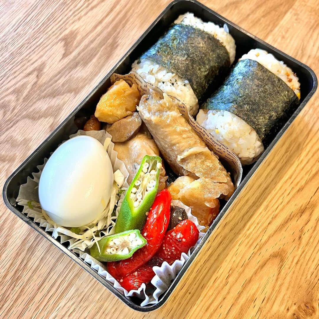 おちあやこさんのインスタグラム写真 - (おちあやこInstagram)「今日の夫弁当。  週末は珍しく忙しかったので、今日は詰めるだけ弁当。  義実家からもらった手羽元の肉じゃがをメインに  おにぎり 素揚げしたナスとパプリカは、めんつゆとすりごまで揚げ浸し 千切りキャベツをドレッシングで和えた上にどーんと玉子  10月に入ってやっと秋を感じる気候ですね。  安心して長袖を着れます。 夏服に飽きてたので待ち遠しかった😗  遅く訪れたちょうど良い季節。 ギリギリまで秋でいてほしい。  #今日の夫弁当 #今日のお弁当 #お弁当 #弁当記録 #あと24日」10月2日 9時51分 - ayako_ochi_fukuoka