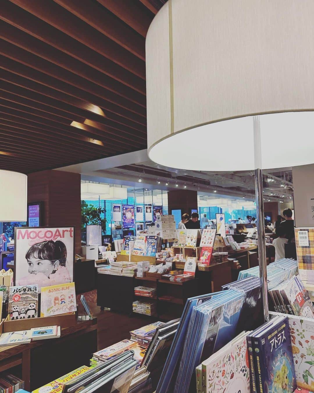 徳永有美さんのインスタグラム写真 - (徳永有美Instagram)「週末、娘と二人で本屋へ。 何時までいていいのか？と事前に確認してからじっくり探していた。思春期ならではなのか、問いかけてくる本を読みたいとのこと。問いかけてくるかぁ…自分の中から何かを発掘したいのかな。 本を選ぶ作業は自分探究でもある。 あれこれ迷って選んだものに今とこれからの娘が垣間見える。 とはいっても…家に無造作に置かれた本。 読んでますかー？ 買ったら読んでねー🫶  #つんどく #母のベッドサイド #積読現象きてるよね #私も4冊購入 #読みますよ #読書の秋ですし」10月2日 9時59分 - yumi_tokunaga.official