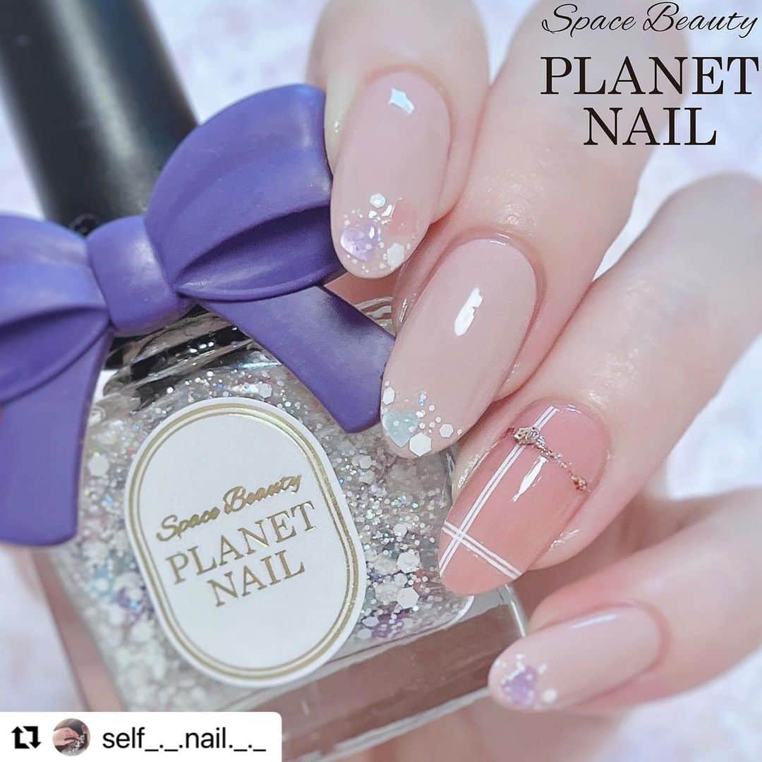 【PLANET NAIL（プラネット ネイル）】公式のインスタグラム：「✰✰✰ ━━━━━━━━━━━━━━━ PLANET Girl🪐 @self_._.nail._._ さま♡  PLB27 銀河の遊歩道 PLB36 ベガの鼓動 を使った先取り秋ネイルデザインのご紹介です😌✨✨✨  くすみカラーがなんとも言えず きゃわいぃ🥺🩷🩷🩷 ベガちゃんのホロたちが大活躍しております♡  ぜひぜひみなさまもまねっこしてみてください✨✨✨ ╍ ╍ ╍ ╍ ╍ ╍ ╍ ╍ ╍ ╍ ╍ ╍ ╍ ╍ ╍ ╍ ╍  .  　　　　　    　ちょっと秋っぽくくすみカラーで🍂♡   　　　　　   チェック入れると一気にA/W感🩰🪄   　　　　　   　  　使用ポリッシュᝰ✍︎꙳⋆ ----------------------- @planet.jp  PLB27 銀河の遊歩道 　　　　　　PLB36 ベガの鼓動  @canmaketokyo カラフルネイルズ N08 ミスティモーヴ  ブリスメント　02 カシミアピンクベージュ  　　　　  　　　　   親指.薬指 ￣￣￣￣￣￣ 　キャンメイクN08を2度塗り  　ラインシールを貼って、銀河の遊歩道でラメラインを✨✨  　人差し指.中指.小指 ￣￣￣￣￣￣￣￣￣￣￣ 　カシミアピンクベージュを2度塗り  　指先にベガの鼓動を散らす🤍  　　　　  　　　　 　ベガの鼓動、とってもかわいくないですか？🥺  　パステル調のハートホロと、  　ホワイトのホロの塩梅がたまらない🥹🫶🤍  　　　　  　ハートのホロも薄めなので爪に乗せても  　ゴツゴツしすぎないので  　埋め込みやすくて使いやすいです🙆‍♀️♡  　　　　 　ラブリーなネイルが好きなので  　使用頻度が増えそうな予感です、、、💘  　　　　  　　　　 　最近やっと涼しくなって過ごしやすくなりました〜🍃✨  　期間が終わる前に月見バーガー制覇したいです🍔🌛  　KFCの月見は食べました😋🫶🏻美味でした🥰 　　　　  #selfnail #selfnails  #nailart #naildesign #instanails #nailstagram #polish #polishnail #nailpolish #セルフネイル #ポリッシュネイル #ネイルポリッシュ #ポリッシュ #マニキュア #手元クラブ #PLANETNAIL #PLANETGirl #プラネットネイル #プラネットガール2023 #プラネットガール #銀河の遊歩道 #ベガの鼓動 #キャンメイクネイル #ミスティモーヴ　#秋ネイル #ピンクネイル #チェックネイル」