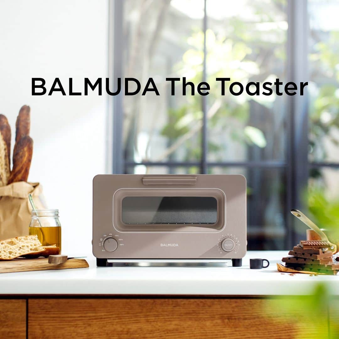 BALMUDA (バルミューダ) のインスタグラム：「新色ショコラ登場。全4色のカラーバリエーション。 . BALMUDA The Toasterのリニューアルに伴い、新色「ショコラ」が登場。淡いブラウンをベースに、白のラインを施した上品なモデルです。定番の「ブラック」と「ホワイト」、オンラインストアとバルミューダ各店舗限定の「グレー」、新色「ショコラ」の4つのカラーから、キッチンに合わせてお選びください。 . 本日、10月2日（月）よりバルミューダオンラインストア・BALMUDA The Store Aoyamaをはじめとするブランドショップ各店舗、主要家電量販店などバルミューダ製品正規販売店にて予約受付を開始します。10月5日（木）より順次販売予定です。 . . ＼トースターがもっと楽しくなる2つの購入特典／ 新しくなったBALMUDA The Toasterをご予約・購入いただいたお客さまに、毎日の料理の幅が広がる、野田琺瑯ホワイトバット（ロゴ入り）とオリジナルレシピブックをプレゼントいたします。 ※1台につき1点プレゼント。予定数に達し次第、終了いたします。 . . #BALMUDATheToaster #バルミューダザトースター #トースター #スチームトースター #BALMUDA  #バルミューダ  #バルミューダの新製品」