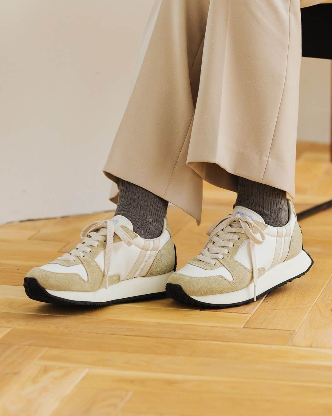 パトリックラボのインスタグラム：「新商品の〈LARDY（ラルディ）〉が登場しました。  〈ラルディ〉の最大の特徴はボリュームのあるソールです。デザイン性はもちろん、グリップ力にも優れています。  潔い配色で構成されたカラーリングは、様々なスタイルに馴染み、重宝すること間違いありません。  @patrick_jpn  #patrick #patrick_labo #patrickshoes #sneaker #shoes #2023aw #aw #lardy #パトリック #パトリックスニーカー」