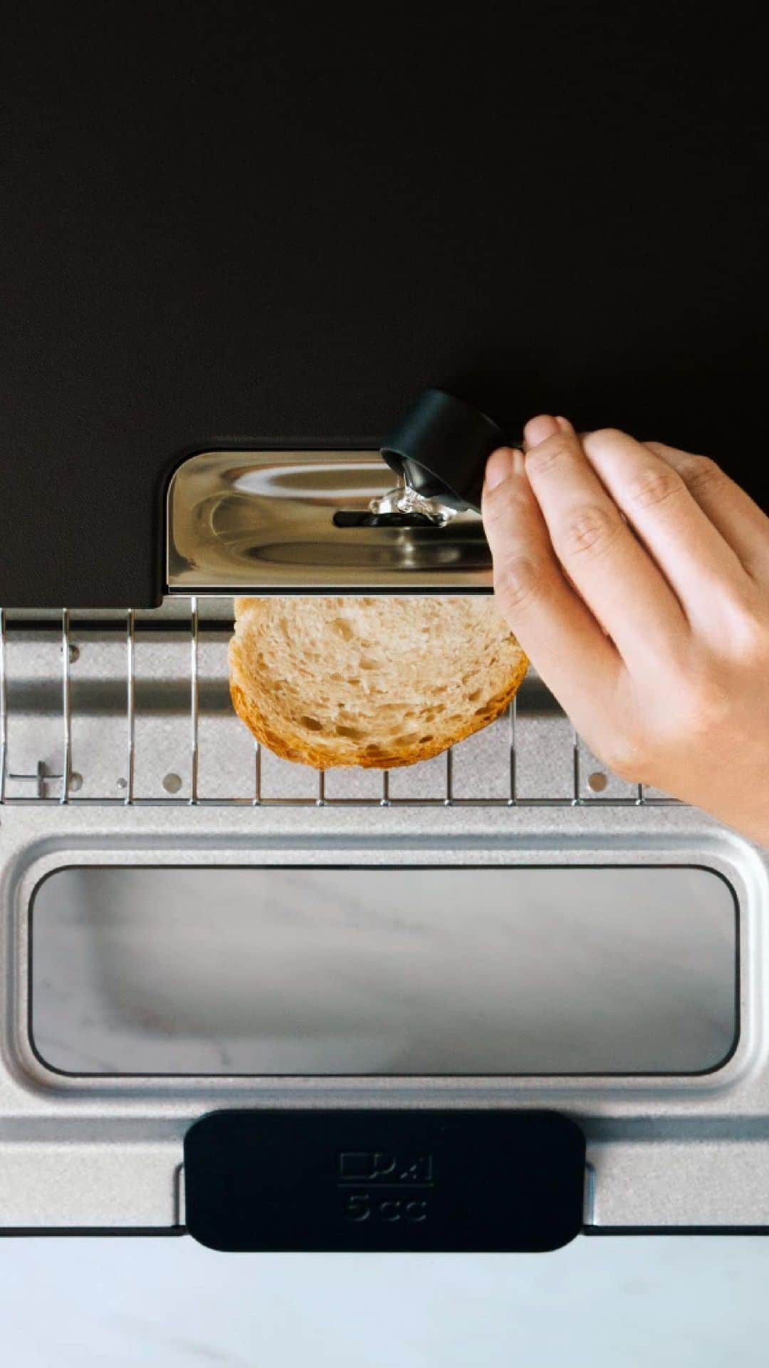 BALMUDA (バルミューダ) のインスタグラム：「BALMUDA The Toasterがリニューアル . 多くの人の朝を変えた、BALMUDA The Toasterが新しくなりました。 さらなるおいしさと使いやすさを追求し、パンの焼きあがりや庫内サイズをアップデート。特許取得の独自のスチームテクノロジーと、進化した1秒単位の緻密な温度制御が、よりおいしくパンを焼きあげます。バルミューダだけの感動の香りと食感をお楽しみください。 . 本日、10月2日（月）よりバルミューダオンラインストア・BALMUDA The Store Aoyamaをはじめとするブランドショップ各店舗、主要家電量販店などバルミューダ製品正規販売店にて予約受付を開始します。10月5日（木）より順次販売予定です。 . ＼トースターがもっと楽しくなる2つの購入特典／ 新しくなったBALMUDA The Toasterをご予約・購入いただいたお客さまに、毎日の料理の幅が広がる、野田琺瑯ホワイトバット（ロゴ入り）とオリジナルレシピブックをプレゼントいたします。 ※1台につき1点プレゼント。予定数に達し次第、終了いたします。 . . #BALMUDATheToaster #バルミューダザトースター #トースター #スチームトースター #BALMUDA #バルミューダ #バルミューダの新製品」