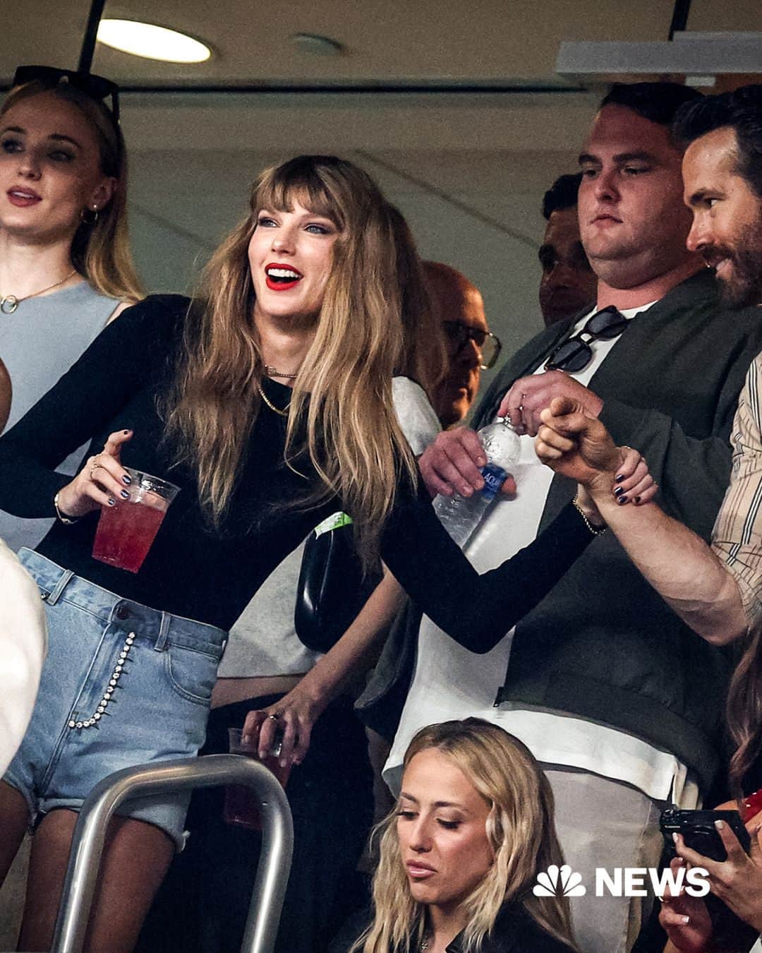 NBC Newsのインスタグラム：「Taylor Swift, Ryan Reynolds and Sophie Turner are in attendance at tonight’s game between the Kansas City Chiefs and the New York Jets at MetLife Stadium.  "Hi Swifties, we’ll be with you all night," announcer Mike Tirico said at the start of the broadcast, signaling that the pop superstar's attendance would play a major part in the telecast.  Get live updates at the link in bio.  📷️ Elsa / @gettyimages」