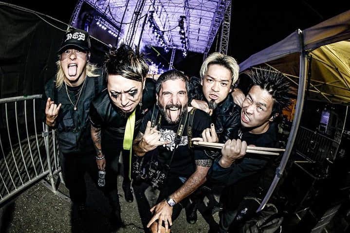 Julen Esteban-Pretelのインスタグラム：「It had been 4 years since I last shot @sim_japan, and despite the NYC show cancellation due to the heavy rains in NY on Friday, I got the shoot them in NJ yesterday.  Such an awesome show.!!! Thanks guys for having me back… And super thanks to @kouhey0622 for this awesome photo taken right before the show.  #SiM #PlayDead #LiveMusic #TourDreams」