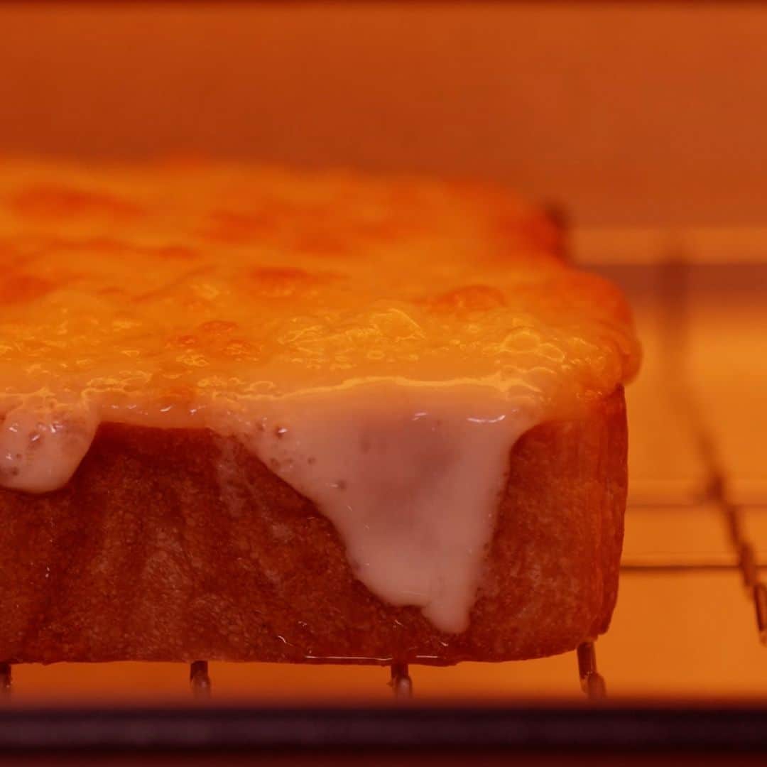 BALMUDA (バルミューダ) さんのインスタグラム写真 - (BALMUDA (バルミューダ) Instagram)「おいしさを追求した、アップデート . 新しくなったBALMUDA The Toasterは、さらなるおいしさを追求し、独自の温度制御をアップデートしました。焼きアミの形状を変更し、トーストの表面はもちろん、裏面までしっかりこんがり・香ばしく焼きあげます。本体サイズはそのままに、庫内サイズの奥行きも2cm拡大。市販の19cmのピザがそのまま焼けるようになりました。 . 本日、10月2日（月）よりバルミューダオンラインストア・BALMUDA The Store Aoyamaをはじめとするブランドショップ各店舗、主要家電量販店などバルミューダ製品正規販売店にて予約受付を開始します。10月5日（木）より順次販売予定です。 . . ＼トースターがもっと楽しくなる2つの購入特典／ 新しくなったBALMUDA The Toasterをご予約・購入いただいたお客さまに、毎日の料理の幅が広がる、野田琺瑯ホワイトバット（ロゴ入り）とオリジナルレシピブックをプレゼントいたします。 ※1台につき1点プレゼント。予定数に達し次第、終了いたします。 . . #BALMUDATheToaster #バルミューダザトースター #トースター #スチームトースター #BALMUDA #バルミューダ #バルミューダの新製品」10月2日 10時08分 - balmuda