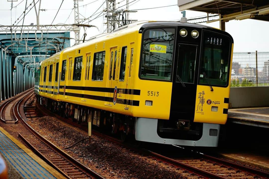 おもちゃんねるんのインスタグラム：「阪神の優勝を記念して3日間限定で阪神本線をタイガース号と甲子園号の連結が走行したので 息子と淀川駅に行ってきました！ 人がかなり多かったですが見れて良かったです😁」