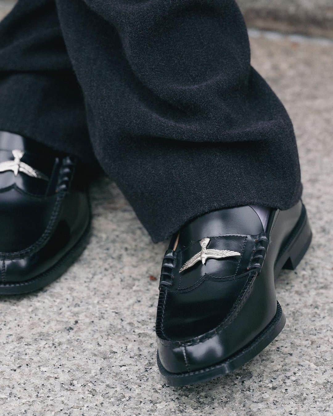 McGuffinさんのインスタグラム写真 - (McGuffinInstagram)「⚡️McGuffin Street News⚡️  <The Kenford Fineshoes> が”Loafers Accessories”を発売。  @kenford_fineshoes_official   革靴の新たな価値観を構築することをコンセプトに、MADE IN JAPANのクラシックローファーのみを幅広いデザインで発信する<The Kenford Fineshoes>は、ローファーに取り付ける真鍮製のアクセサリーを発売。10/6(金)18:00より販売を開始する。  アッパー中央部分の切れ込みに1セントを挟み込むローファー独自の文化をケンフォードなりに解釈し、 @in_put_out と共同製作したアクセサリー。自身で装着を行うだけで、シンプルなデザインにビットローファーのような装飾性をもたらすことが可能に。  また、”プレッピースタイル“をアップデートしたスタイリングと共に表現したルックでは、ルーツを尊重しながら進化をしていくブランドのアティチュードを示している。  商品の発売に合わせて、東京・名古屋・京都・福岡のジャーナル スタンダード内に期間限定Popup Storeをオープン。1店舗目となるジャーナル　スタンダード表参道店では、10/6(金)18:00よりローンチパーティーを開催する。 . Stylist:Yuzuru Saeki @yuzrusaeki Photographer: Yutto @yutto0129 Hair make: Narumi Nishihara @narunissy Model: Kaisei @kaiseishiomi Director: Yu Orishikide @ohli_day . “Loafers Accessories” Launch Party 10/6 Fri 18:00~21:00  at JOURNAL STANDARD OMOTESANDO Entrance Free <DJ> VLOT @prod_by_vlot PARISA @parisakanno YUZRU @yuzrusaeki . Popup Store “IRIBITARI” at JOURNAL STANDARD 10/6 Fri-10/15 Sun: JOUNAL STANDARD OMOTESANDO @jsomotesando 10/20 Fri-10/29 Sun: BAYCREW’S STORE NAGOYA @baycrewsstore_nagoya 10/31 Tue-11/12 Sun: JOURNAL STANDARD KITASENJU　※10/31 OPEN 11/3 Fri-11/12 Sun: JOUNAL STANDARD KYOTO @js.kyoto 11/17 Fri–11/26 Sun: JOURNAL STANDARD FUKUOKA  @jsfukuoka  . #thekenfordfineshoes #kenford」10月2日 10時06分 - mcguffin_official