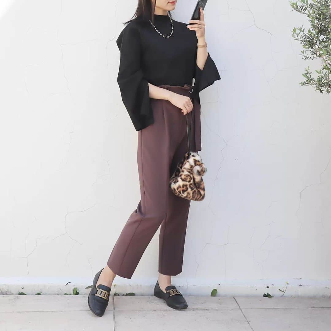 Eri Satoのインスタグラム：「【black×brownコーデ】 · tops: @aquagarage pants: @edist.closet shoes:@lisavicky_japan  · @aquagarage の 袖スリットニット ベルスリーブっぽい袖なんだけど スリットが入ってるから、 抜け感が出るよ✨ · 10月も皆さん宜しくね！💓 · · #PR#aquagarage#アクアガレージ #高身長コーデ#ママコーデ#カジュアル #ファッション#コーディネート#プチプラ#プチプラコーデ#秋コーデ#mamagirl#locari#partegram#きれいめカジュアル#お洒落さんと繋がりたい」