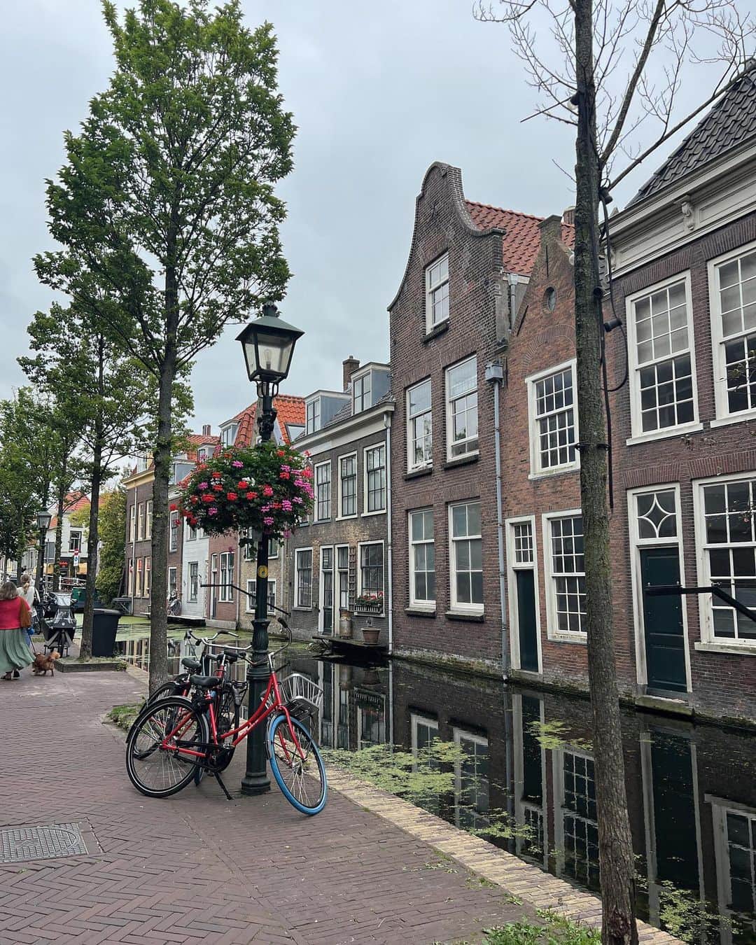 mananailsのインスタグラム：「Delft, Netherlands🇳🇱  ヨーロッパ旅行写真はラストです🙏🏼 最後の週はオランダのデルフト、ロッテルダム、 海沿い辺りで過ごしました🌅  オランダはかわいくて、シーフードがとっても美味しくて お気に入りの国に🥰🐟🇳🇱  1ヶ月の休暇はとてもリフレッシュになり また新たな気持ちでサロン業務に戻れました❤️‍🔥 旅の振り返りにお付き合いいただき ありがとうございました😌」