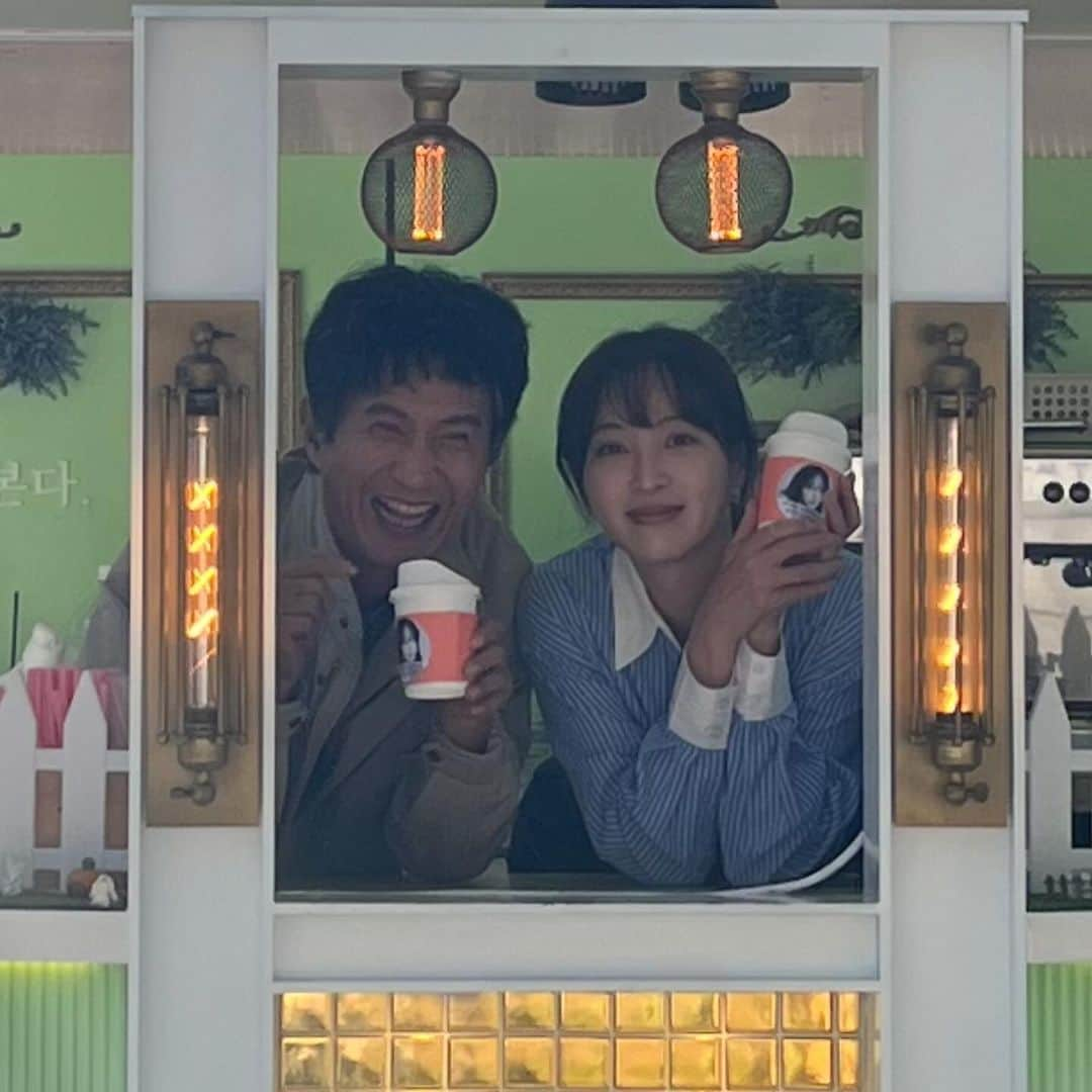 ジャング・ウネ・サングさんのインスタグラム写真 - (ジャング・ウネ・サングInstagram)「내친구 보아의 서프라이즈🥹✨ 프랑스에서 촬영하느라 정신없을텐데  친구촬영장에 응원보내주는 우리뽀클라스💓 뽀야 한명이 열친구안부럽땨💓 아빠로 나오시는 안내상선배님이랑 즐겁게 마셨더💓✨✨ 표정에서 느껴지지?  사랑해 뽀야💓@xxadoraa 흰머리되서도 서로 응원하댜~~~✨」10月2日 10時22分 - junghyesung91