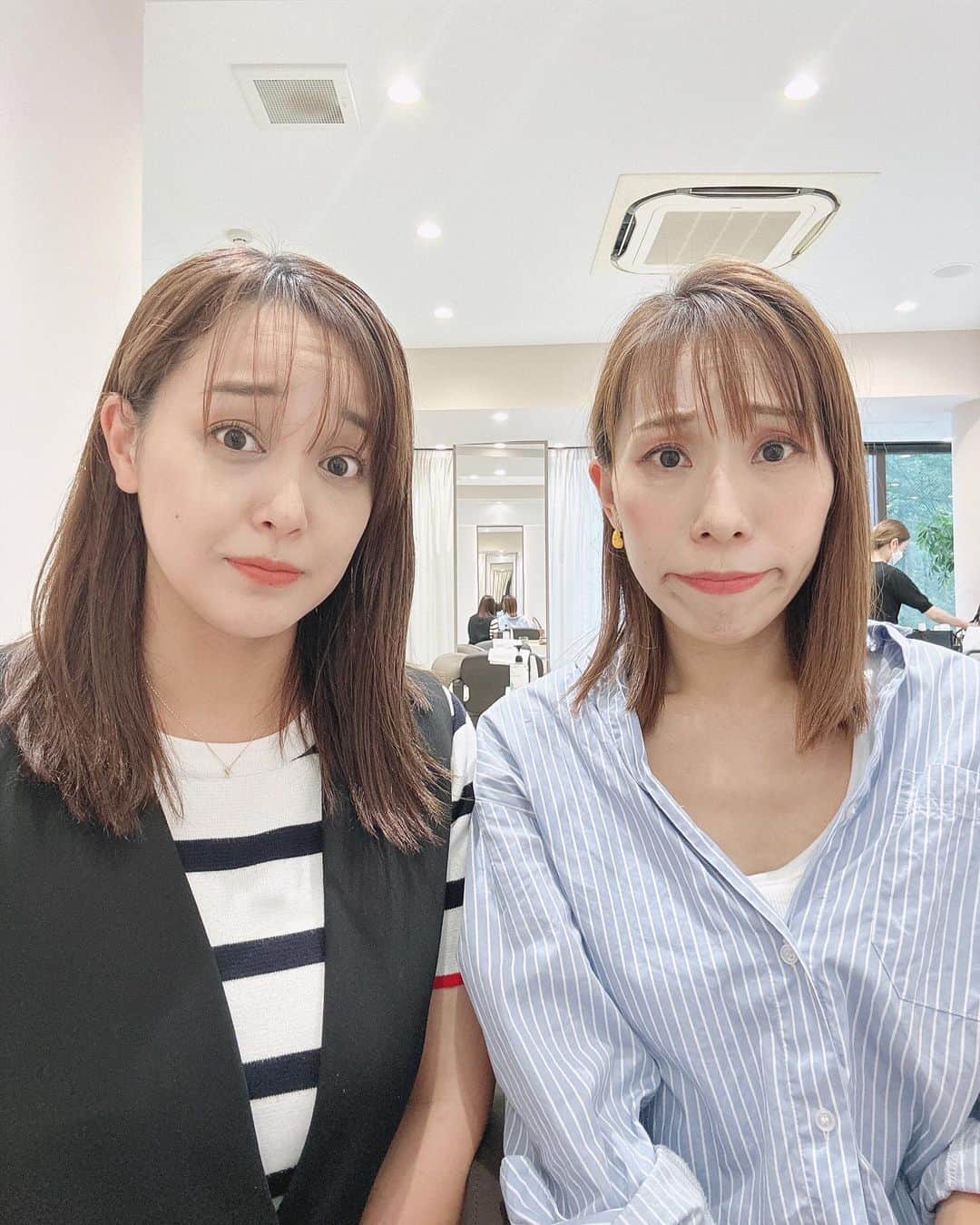 のインスタグラム：「【美容院に行きました〜！！】  昨日は子供と109でショッピングして、美容院に行って、母の誕生日会をしました〜㊗️㊗️㊗️ランチからカルボナーラやプリンをたべちゃってさ、まりなさん、何とかしてください🙏🙏🙏  まりなさん「今日はどうしますか？」って聞かれたので、  私「太っちゃったので、痩せて見えるようにしてください！！それから可愛いくしてください！！」←毎回切実。  すると、まりなさん「もちろんです！」助かりますー😢😢😢  2時間後。  まりなさん「秋先取りショコララテです。」それ何色ですか？めちゃいいです🥹🥹🥹  いつもありがとうございます💕💕💕  ⭐ EMBELLIR fleur（アンベリール フルー）⭐️  高野真理那　　  〒150-0001 東京都渋谷区神宮前６丁目2-9 ミナガワビル4階 03-64335657  夜ご飯は、母の誕生日会をしました〜㊗️㊗️㊗️64歳になったって。  子供達から本や、ハロウィングッズをプレゼントしていました✨✨✨  来週はNEWSのコンサートだ〜🤩🤩🤩今週も頑張るぞー💪💪💪  #みきママ　#アンベリール #美容院 #高野真理那　　#原宿　#イメチェン #びふぉーあふたー　#beforeafter #beautifulsalon #ペッパー　#誕生日会 #ハロウィン」