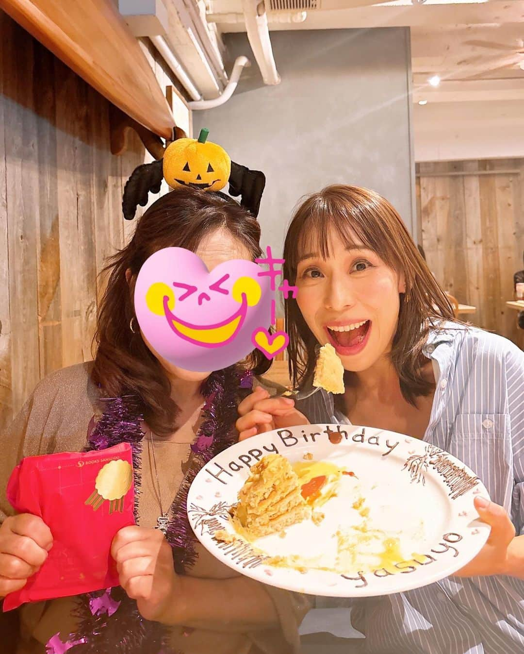 みきママさんのインスタグラム写真 - (みきママInstagram)「【美容院に行きました〜！！】  昨日は子供と109でショッピングして、美容院に行って、母の誕生日会をしました〜㊗️㊗️㊗️ランチからカルボナーラやプリンをたべちゃってさ、まりなさん、何とかしてください🙏🙏🙏  まりなさん「今日はどうしますか？」って聞かれたので、  私「太っちゃったので、痩せて見えるようにしてください！！それから可愛いくしてください！！」←毎回切実。  すると、まりなさん「もちろんです！」助かりますー😢😢😢  2時間後。  まりなさん「秋先取りショコララテです。」それ何色ですか？めちゃいいです🥹🥹🥹  いつもありがとうございます💕💕💕  ⭐ EMBELLIR fleur（アンベリール フルー）⭐️  高野真理那　　  〒150-0001 東京都渋谷区神宮前６丁目2-9 ミナガワビル4階 03-64335657  夜ご飯は、母の誕生日会をしました〜㊗️㊗️㊗️64歳になったって。  子供達から本や、ハロウィングッズをプレゼントしていました✨✨✨  来週はNEWSのコンサートだ〜🤩🤩🤩今週も頑張るぞー💪💪💪  #みきママ　#アンベリール #美容院 #高野真理那　　#原宿　#イメチェン #びふぉーあふたー　#beforeafter #beautifulsalon #ペッパー　#誕生日会 #ハロウィン」10月2日 10時23分 - mikimama_official