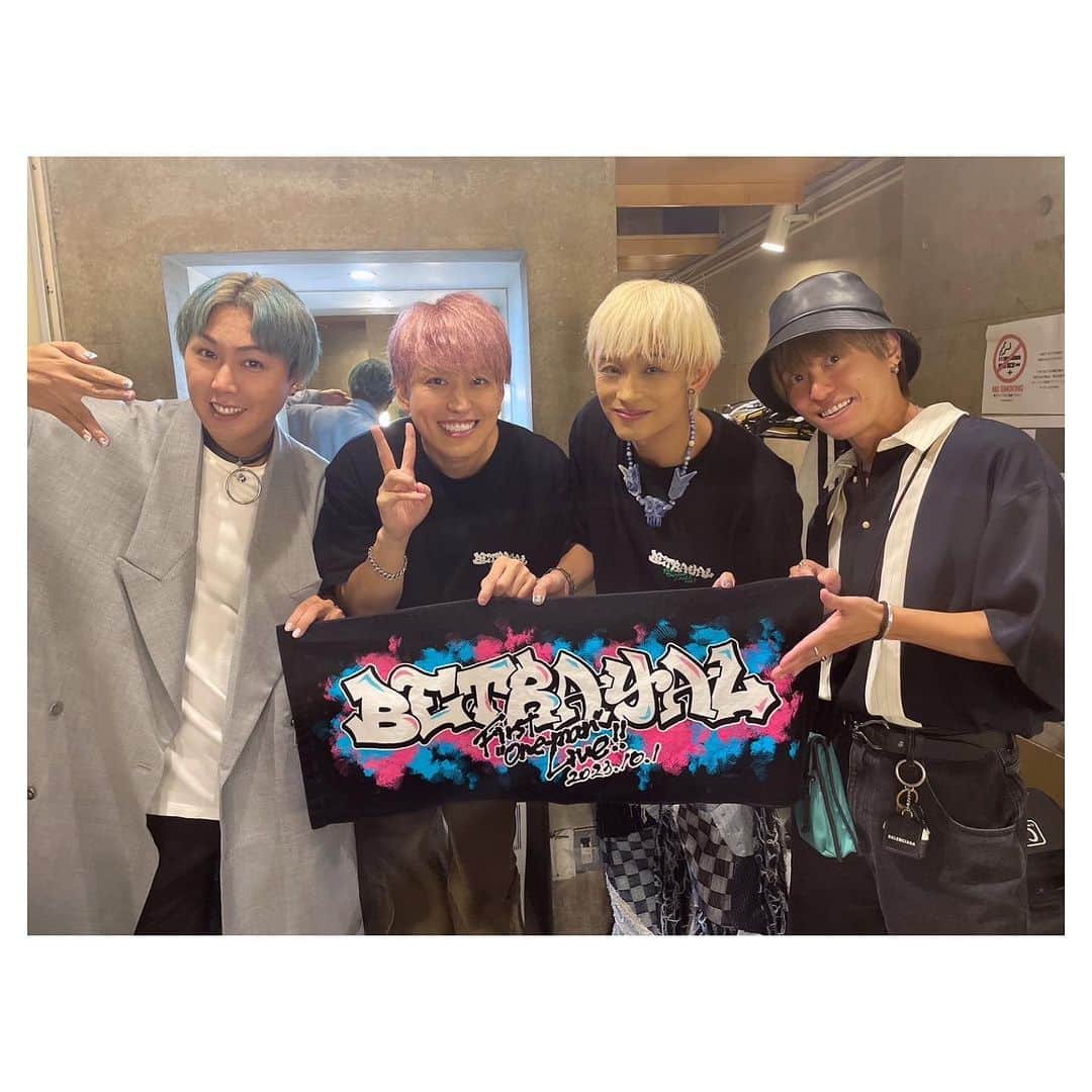 HRK（ハル）さんのインスタグラム写真 - (HRK（ハル）Instagram)「昨日はBETRAYALのワンマンライブを見に行って来ました。  あっという間に感じる素晴らしいステージで純粋に楽しみました！  ホンマ良かったー！  今週末は一緒にTrippin楽しんで行きましょ🎵  そしてYASU誕生日おめでとう🎂  #BETRAYAL #YASU #MASA #松永一哉 #HARU #大堀治樹 #ハルスタグラム」10月2日 10時28分 - hrkharu