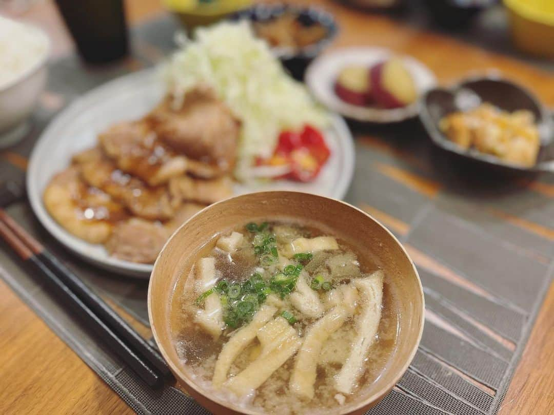 本田朋子さんのインスタグラム写真 - (本田朋子Instagram)「ほっこり秋の和食ご飯。 メインは厚めの豚の生姜焼き。 副菜は、根菜多めに。 ささみの甘酢漬けは白ネギたっぷりにしました。 ナスも美味しいねぇ。 そして、何より新米が最高！！！！ 新潟のコシヒカリは裏切りません。 今年は水不足などで新潟のコメ作りは大変だったようですが、味は最高でした！ 美味しいお米を作ってくださって、ありがとうございました♡  そして、私の芋栗かぼちゃブームが到来の予感。 体も実りすぎないように気をつけます。笑  #おうちごはん  #夕飯メニュー #秋の味覚 #アスリート飯  #産後の食欲 #誰か止めてください」10月2日 10時29分 - tomoko_honda_official_phonics