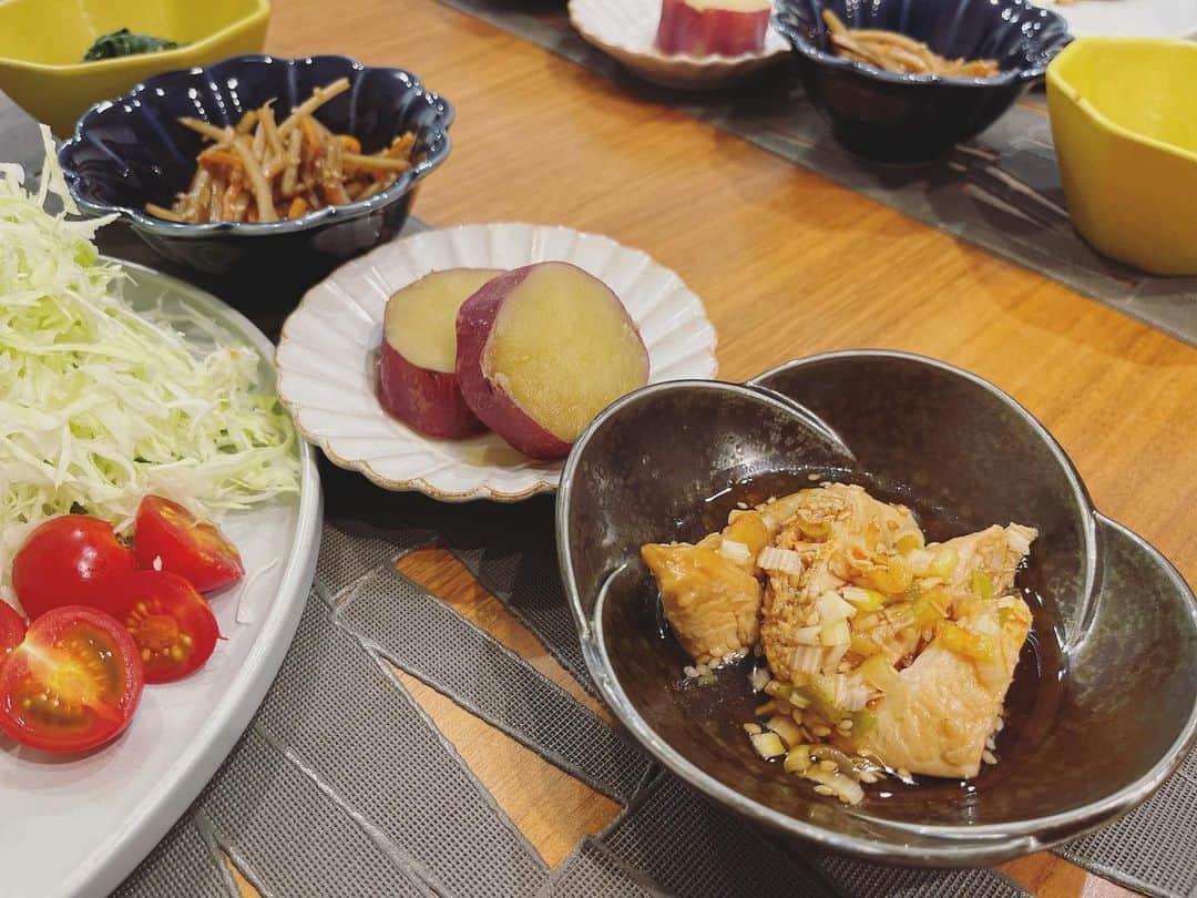 本田朋子さんのインスタグラム写真 - (本田朋子Instagram)「ほっこり秋の和食ご飯。 メインは厚めの豚の生姜焼き。 副菜は、根菜多めに。 ささみの甘酢漬けは白ネギたっぷりにしました。 ナスも美味しいねぇ。 そして、何より新米が最高！！！！ 新潟のコシヒカリは裏切りません。 今年は水不足などで新潟のコメ作りは大変だったようですが、味は最高でした！ 美味しいお米を作ってくださって、ありがとうございました♡  そして、私の芋栗かぼちゃブームが到来の予感。 体も実りすぎないように気をつけます。笑  #おうちごはん  #夕飯メニュー #秋の味覚 #アスリート飯  #産後の食欲 #誰か止めてください」10月2日 10時29分 - tomoko_honda_official_phonics