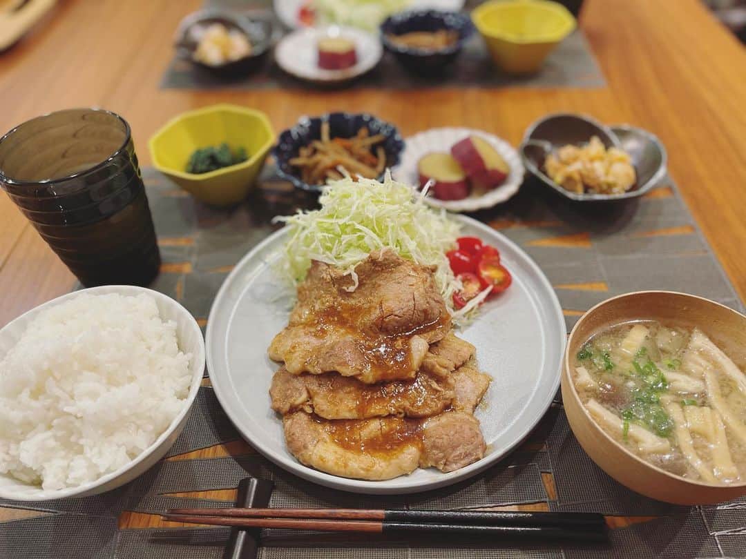 のインスタグラム：「ほっこり秋の和食ご飯。 メインは厚めの豚の生姜焼き。 副菜は、根菜多めに。 ささみの甘酢漬けは白ネギたっぷりにしました。 ナスも美味しいねぇ。 そして、何より新米が最高！！！！ 新潟のコシヒカリは裏切りません。 今年は水不足などで新潟のコメ作りは大変だったようですが、味は最高でした！ 美味しいお米を作ってくださって、ありがとうございました♡  そして、私の芋栗かぼちゃブームが到来の予感。 体も実りすぎないように気をつけます。笑  #おうちごはん  #夕飯メニュー #秋の味覚 #アスリート飯  #産後の食欲 #誰か止めてください」