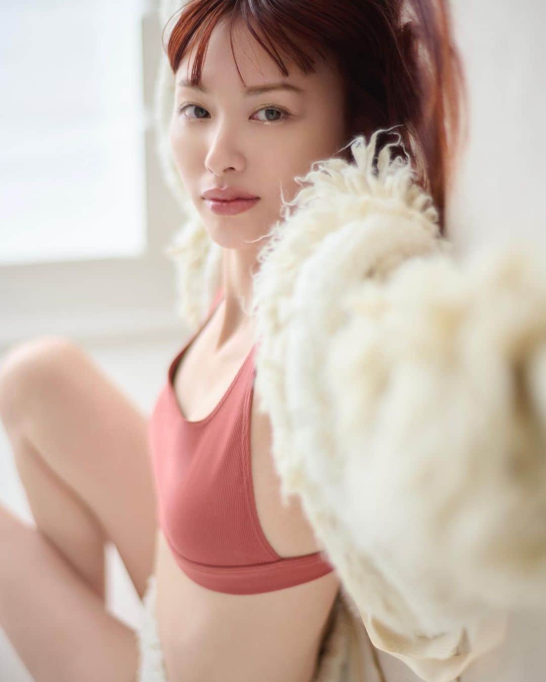 花盛友里のインスタグラム：「Shooting for @maquia.magazine  美しすぎる @emisuzuki_official 😍😍😍🌈」