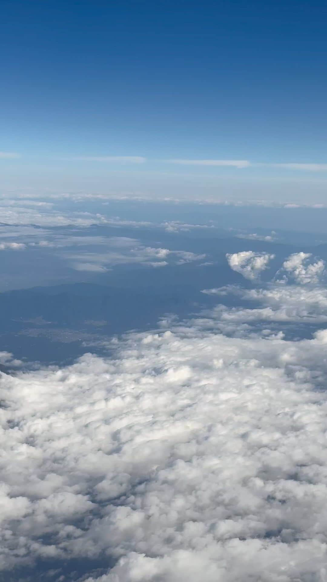 金子貴俊のインスタグラム：「飛行機からとっても素敵な富士山が見えたので撮ってみました。 天気も気持ち良く、良いロケ日和✨ 今日も一つ一つの選択を大切に より良い一日になるように心がけて頑張ります♪ 皆様も素敵な1日になりますように✨  #富士山#mtfuji #山#mountain」